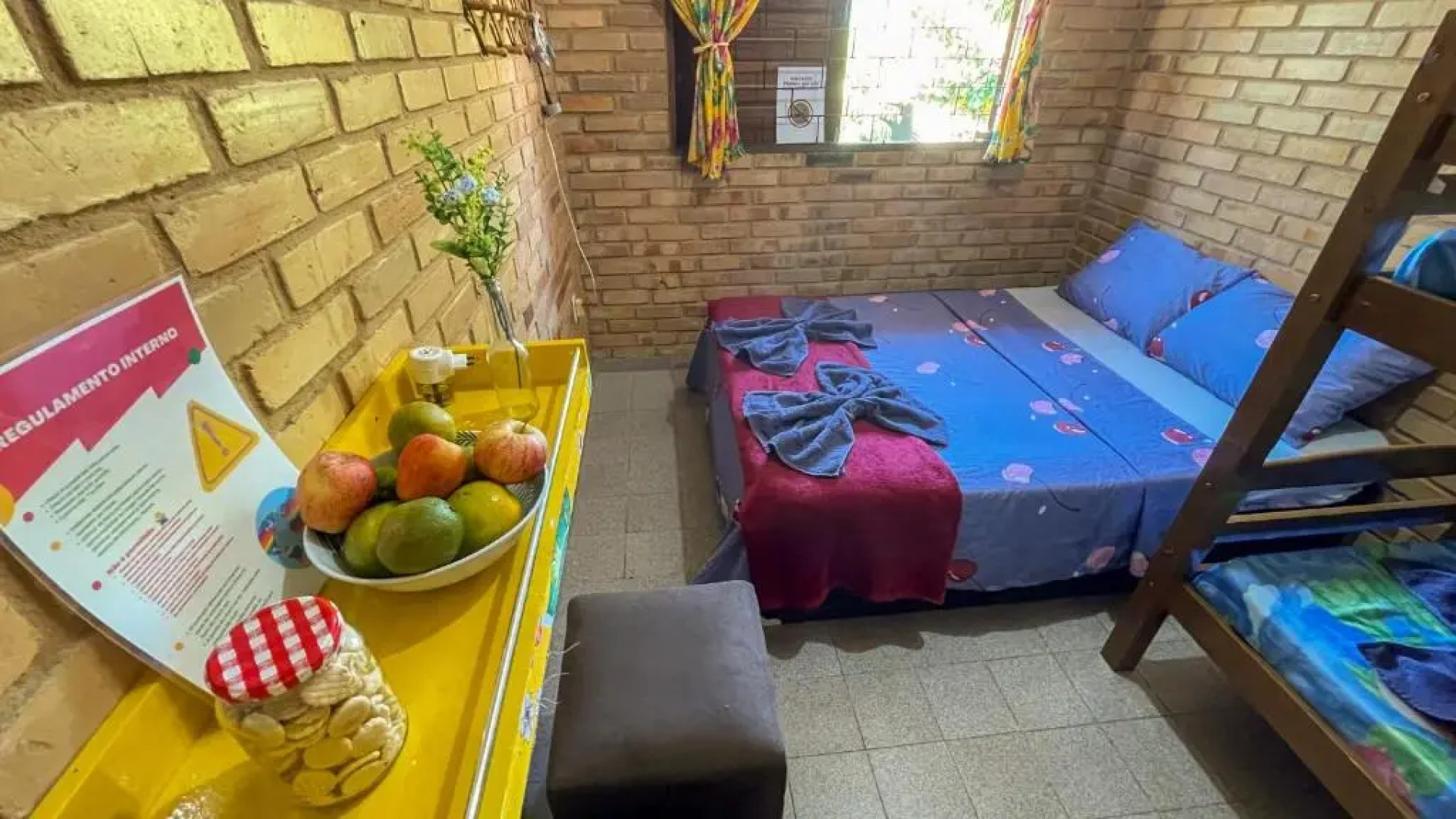 Pousada Hostel São Jorge ------Quartos priv com ar condicionado Liberado das 20h as 08 30hs 1 minuto a pé da praia