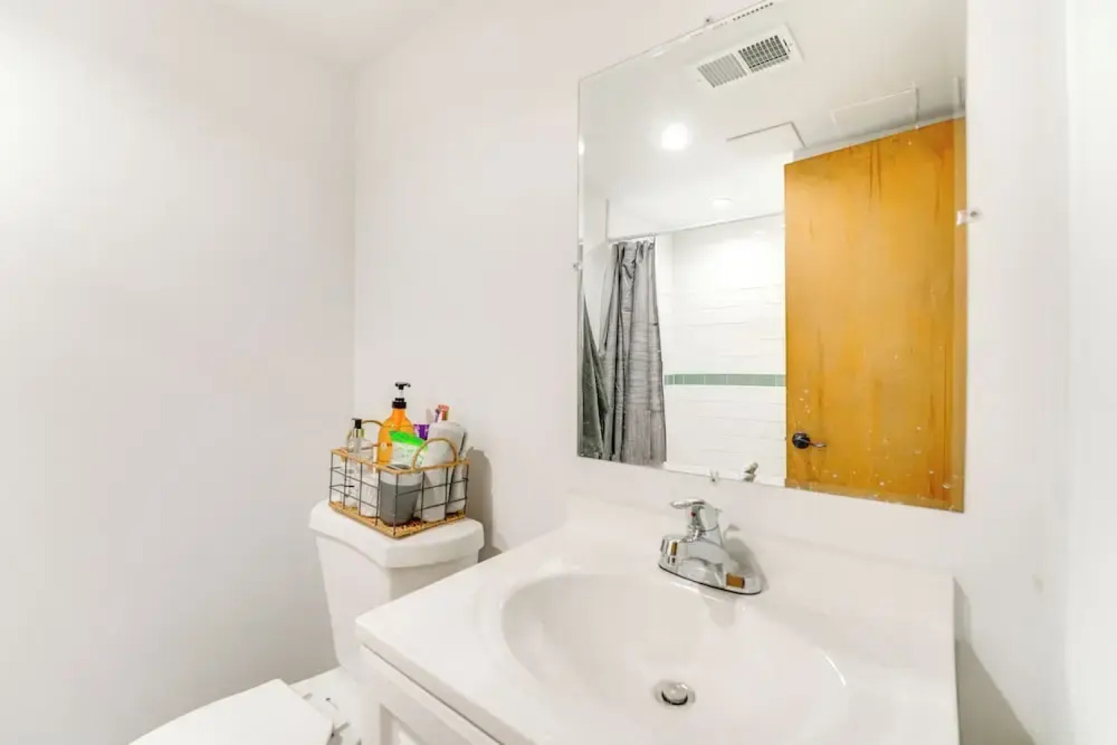 13 Mi to Downtown Detroit: Bright Home