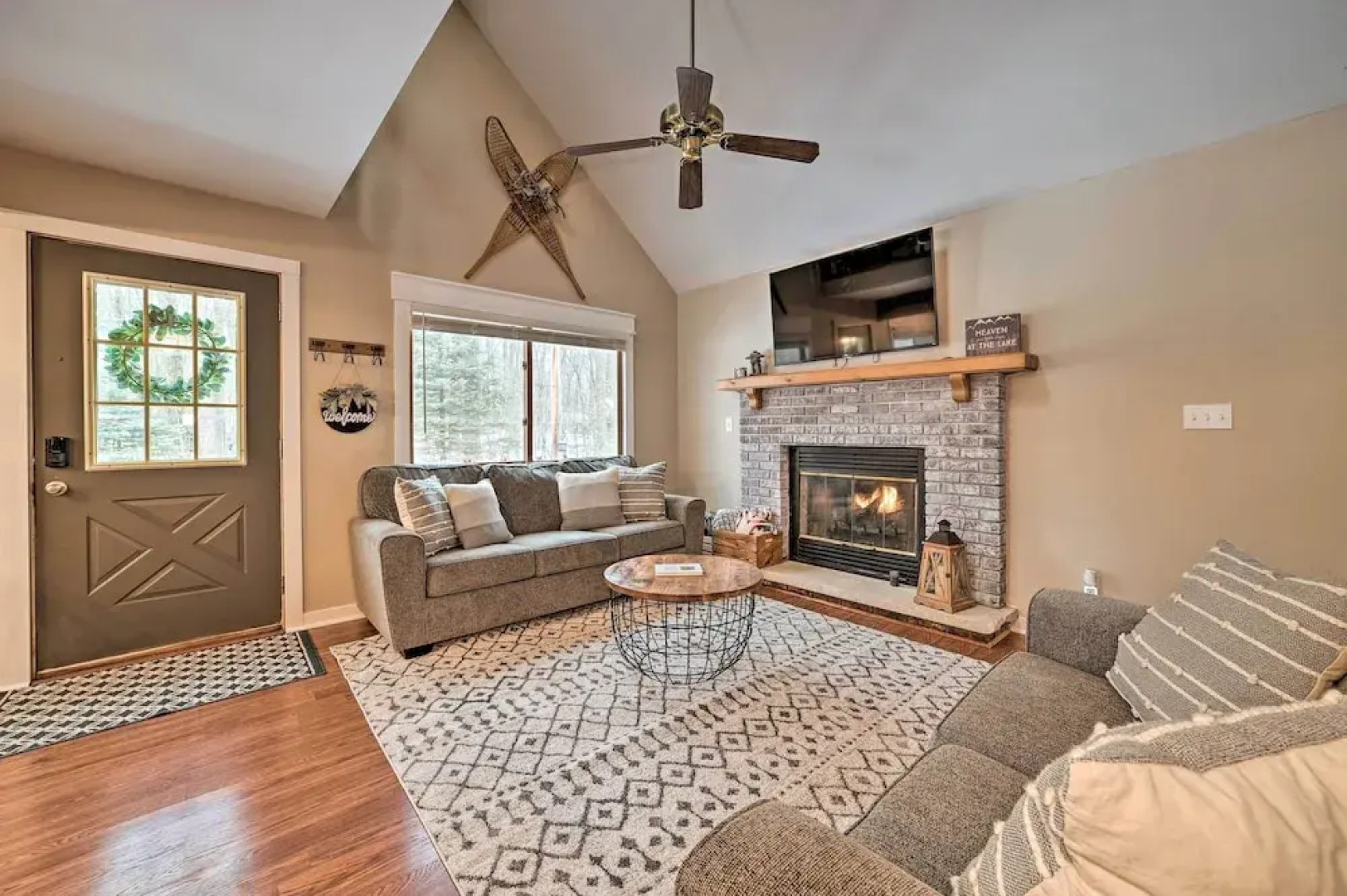 Lovely Roscommon Cabin < 3 Mi to Higgins Lake!