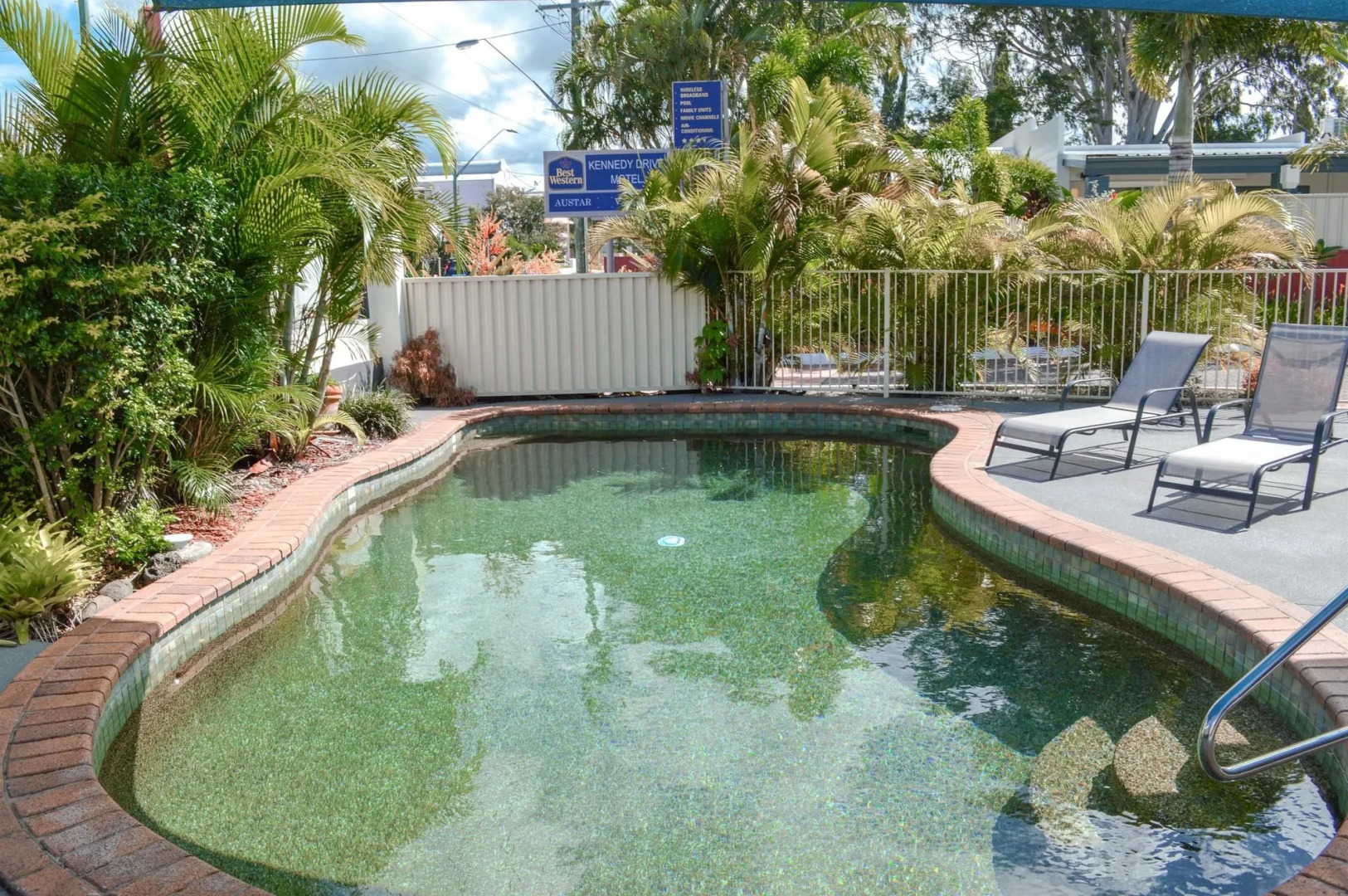 Kennedy Drive Boutique Motel - Close To City Centre & Airport