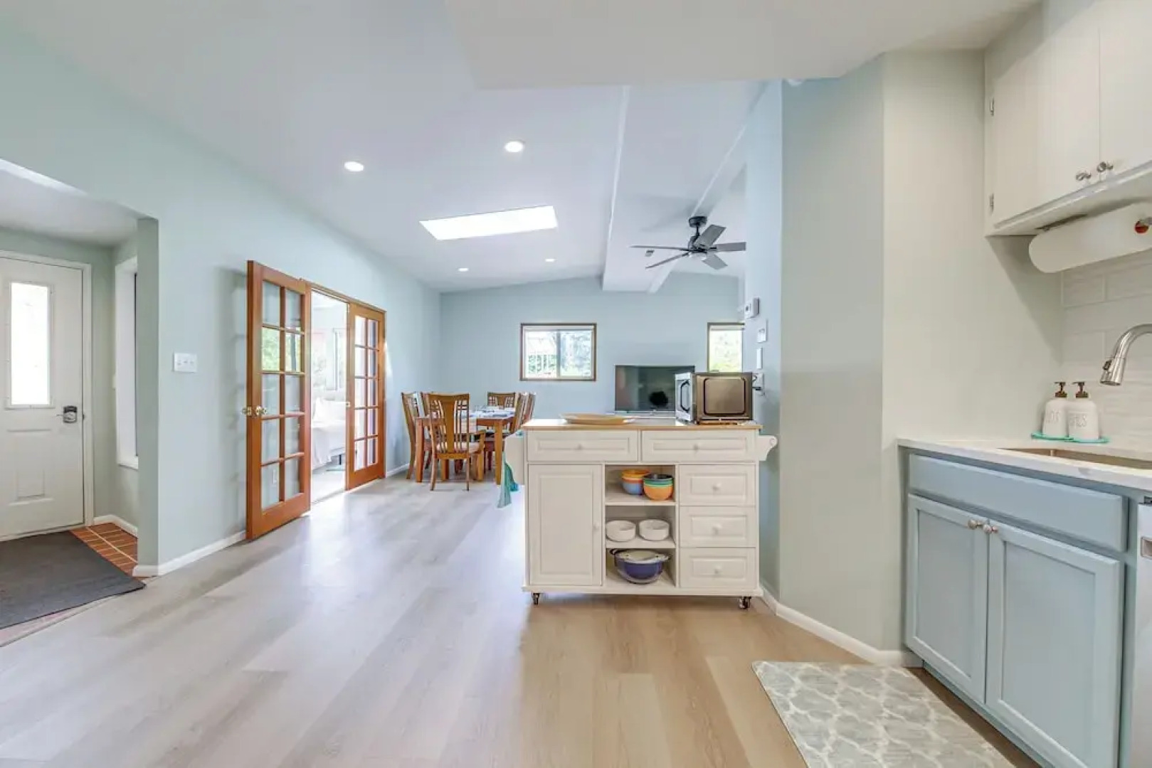 < 1 Mi to Lake Washington: Peaceful Apt in Kenmore