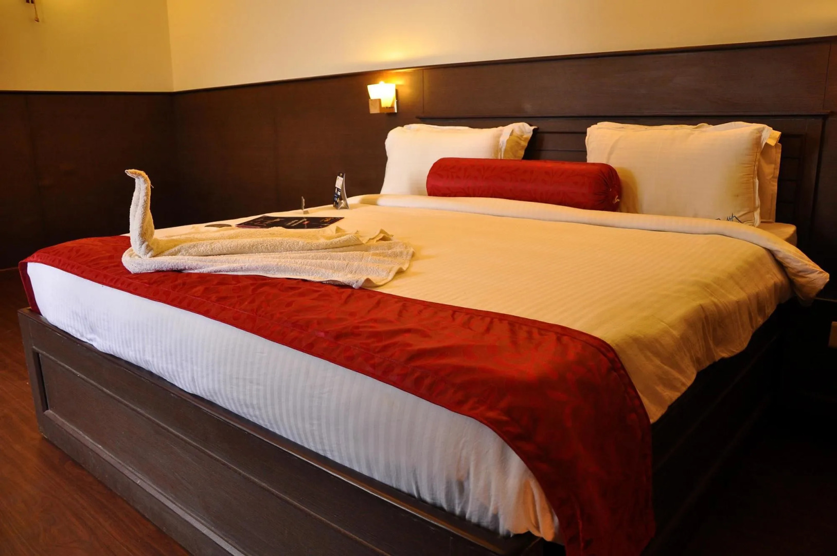 OYO Premium Golf Club Road