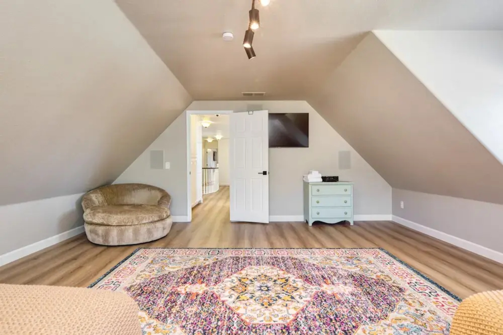 Burgundy by Avantstay Basketball Court Pool Hot Tub Outdoor Kitchen City Escape