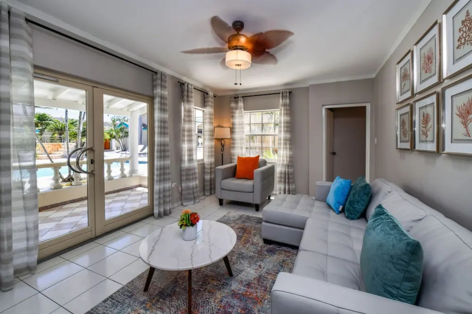 Massive Oceanfront Villa - Spa - Sauna - Gameroom - Malmok!