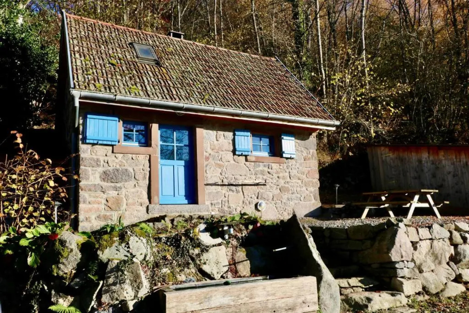 Ancienne petite marcairerie de montagne rénovée cadre rustique