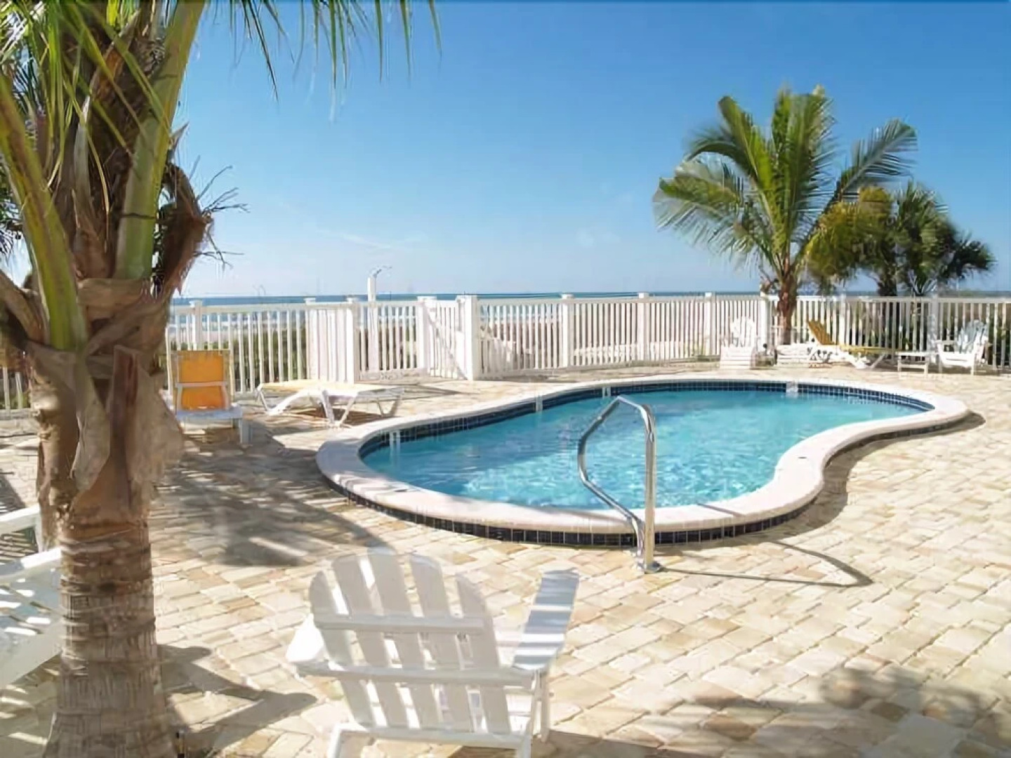 Sunset Villas 3 Million $ Views/2 Balconies/bbq/pool