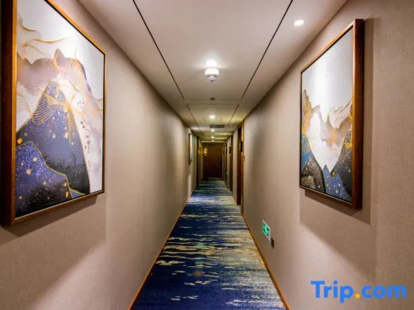 Heyi Zhishang Hotel (Shanghai Lujiazui Shangcheng Road Subway Station)