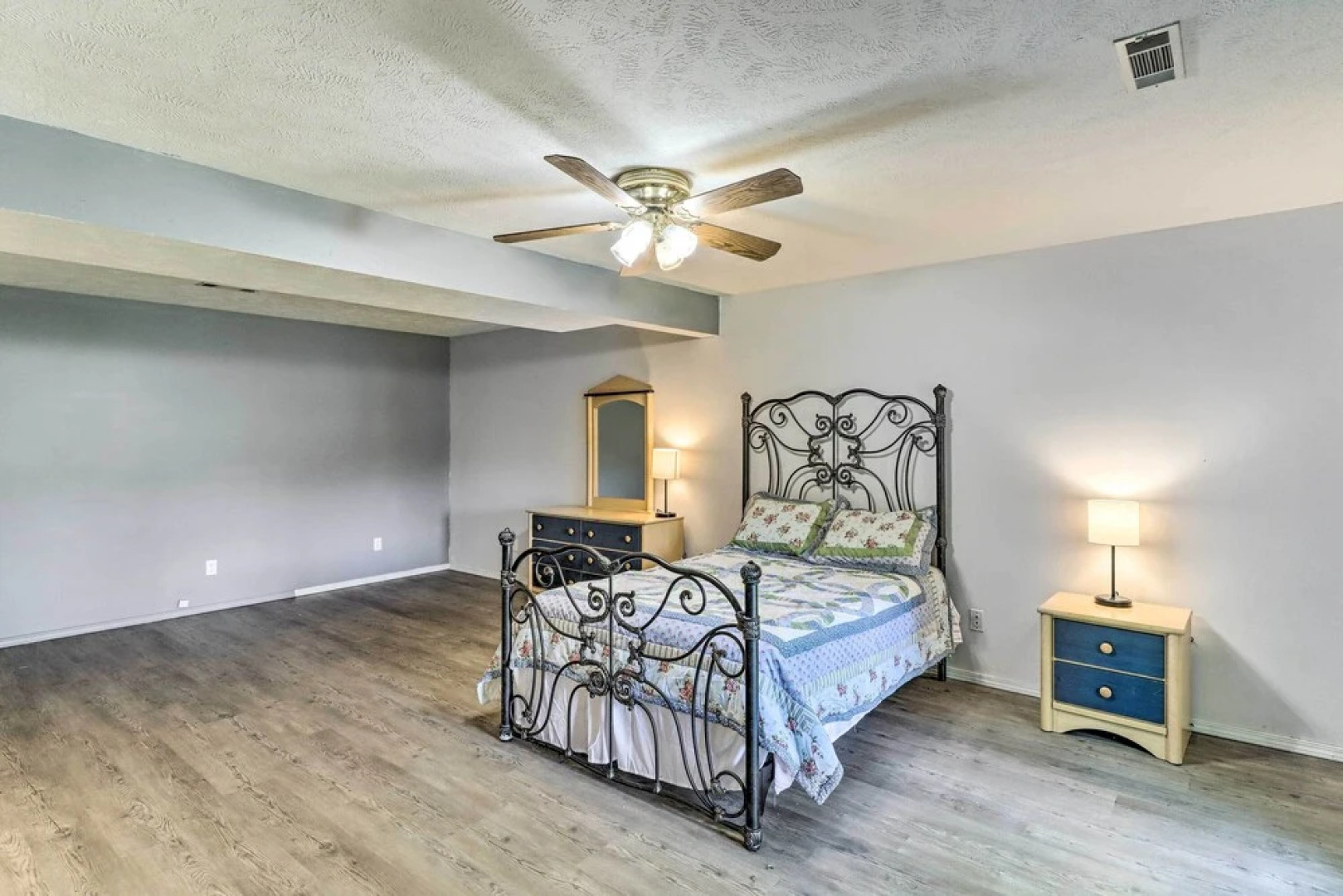 Spacious White Rivers Jewel: Fishing Haven!