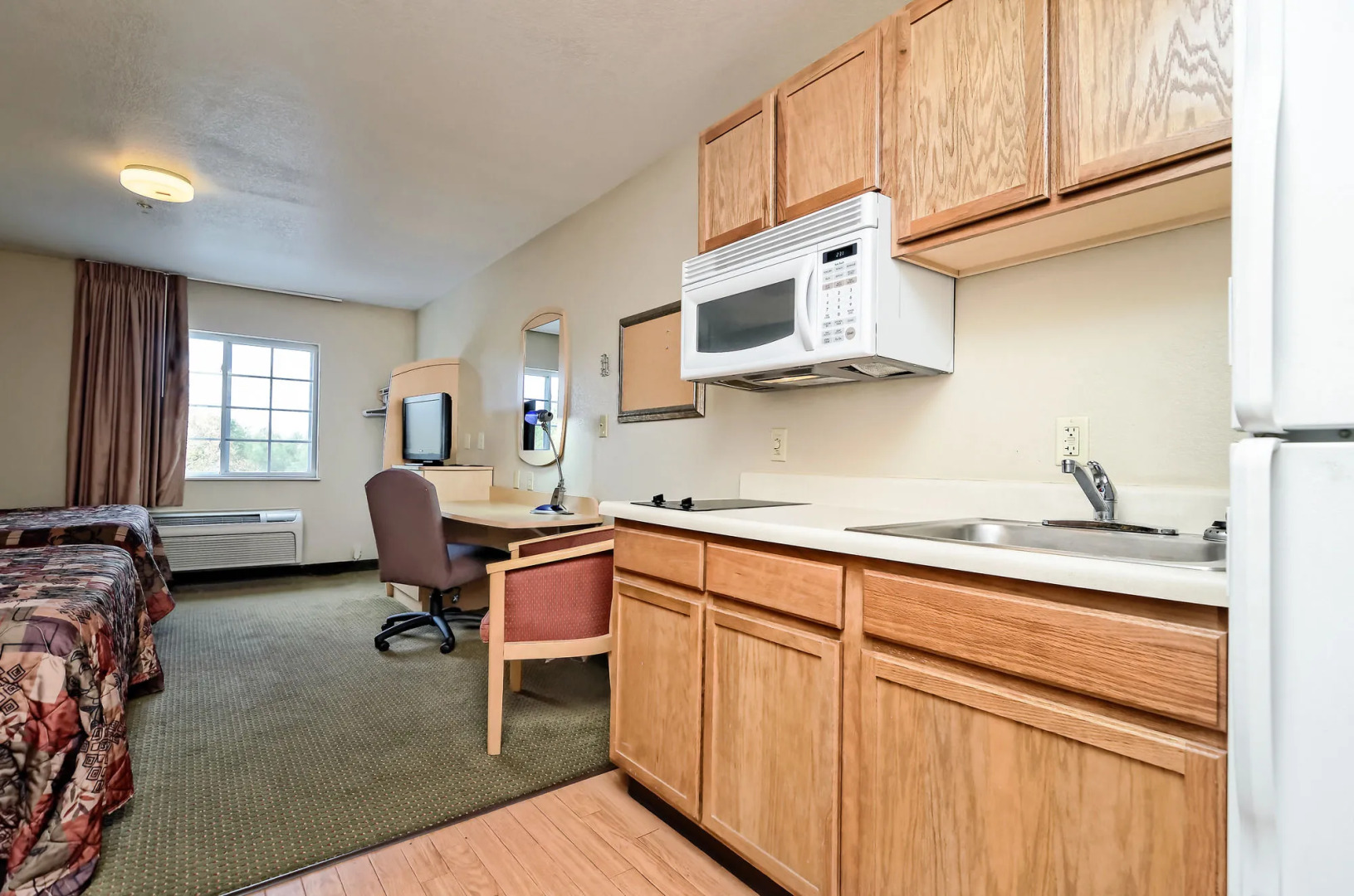 HomeTowne Studios & Suites by Red Roof Bentonville