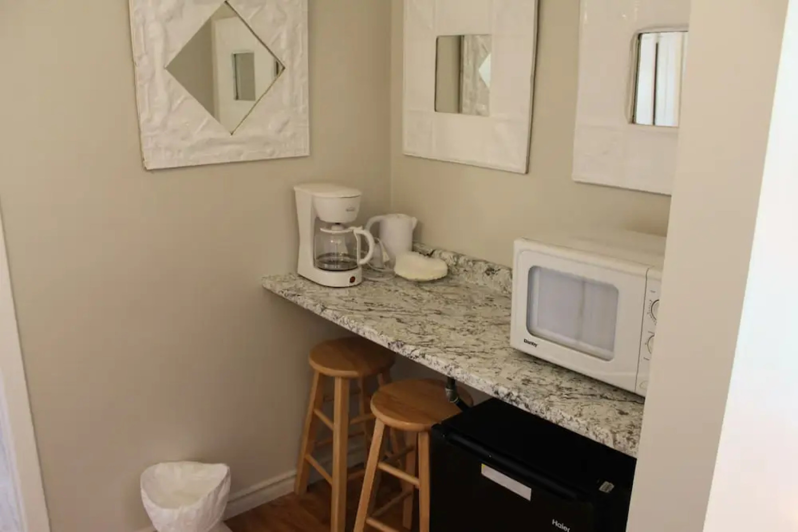 Mikinaak Cottage & Cabin Rentals