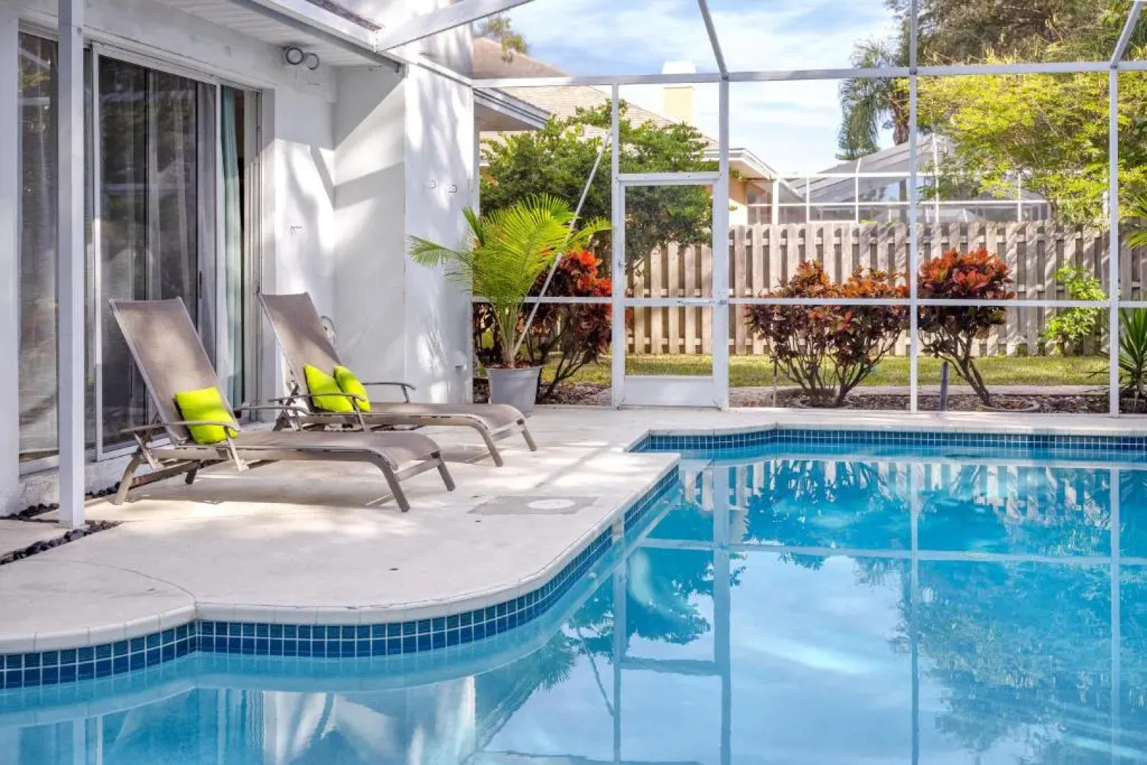 #3 Large 4 Bedroom 3 Bathroom Vacation House With Heated Swimming Pool