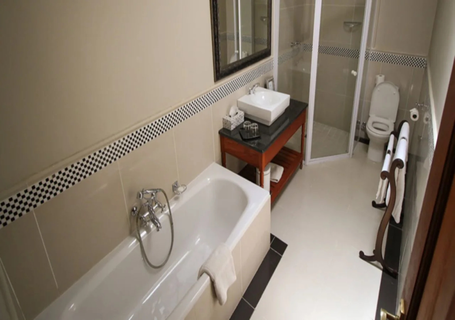 The Victorian 1906 Hotel