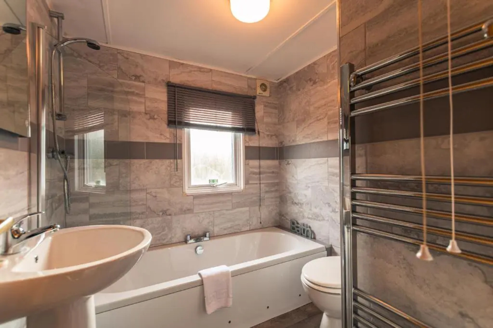 Woodland Lodge With Hot Tub