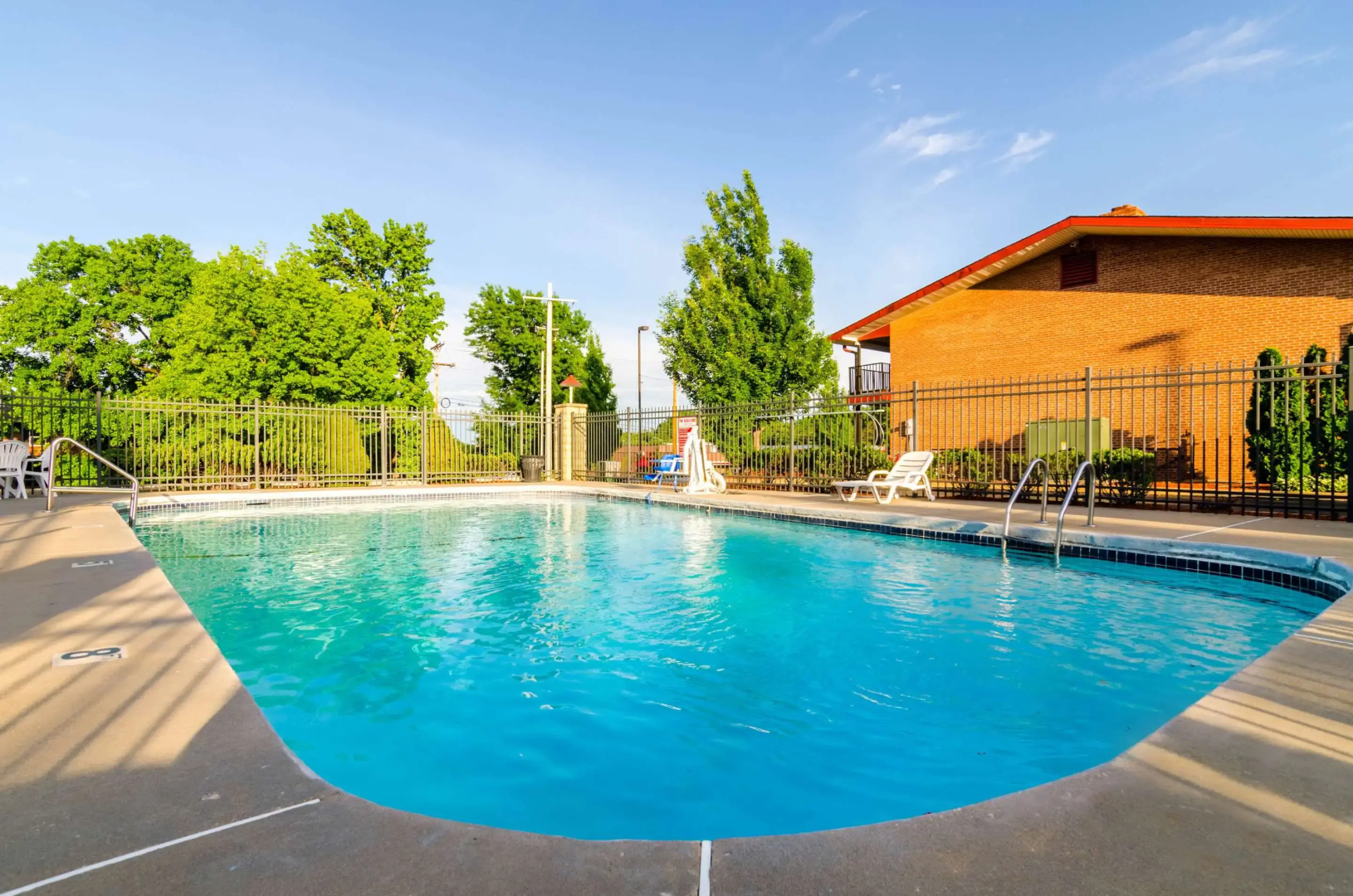 Econo Lodge Inn & Suites I-35 at Shawnee Mission