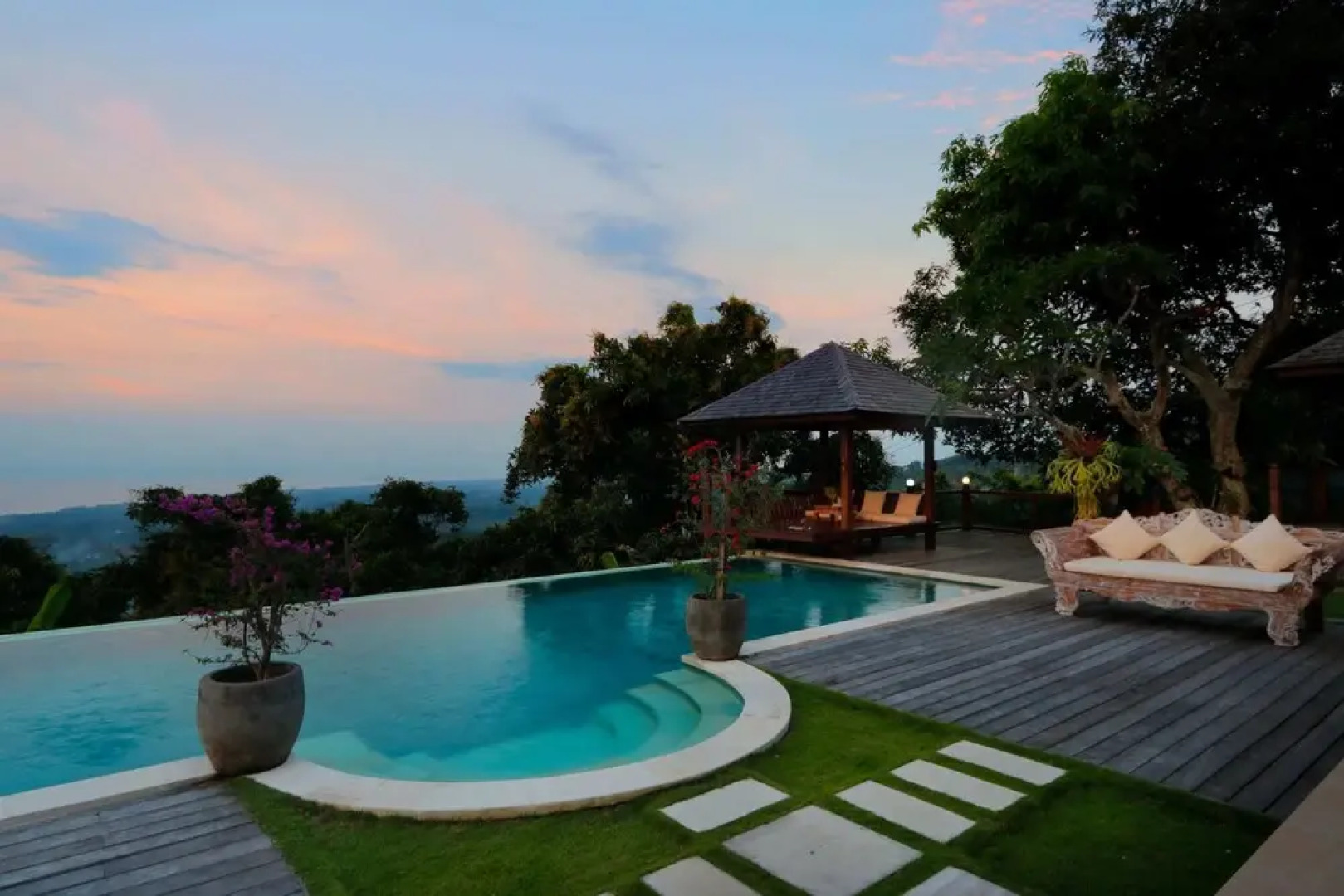 2 BR Villa With Fantastic Ocean View, Lovina With Staff