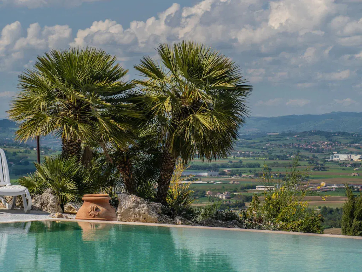 Alluring apartment in Passaggio di Bettona with pool