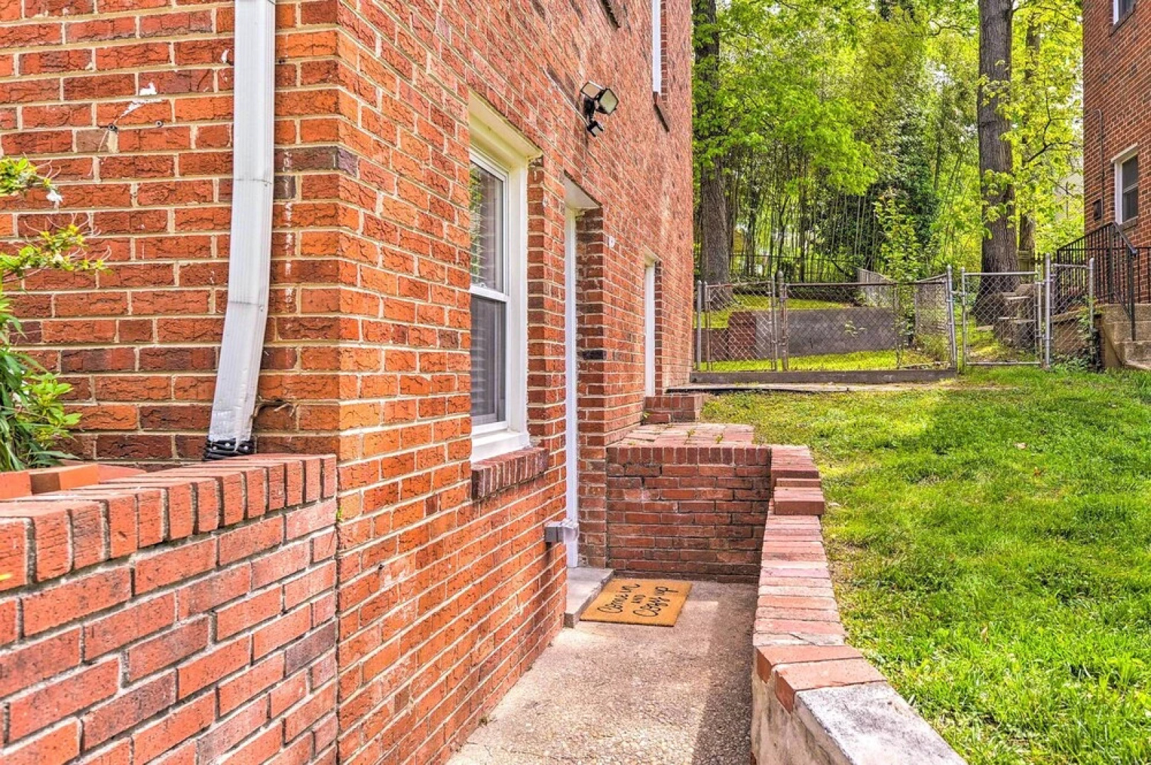 Takoma Park Apt w/ Wood Fire Pit < 8 Mi to DC