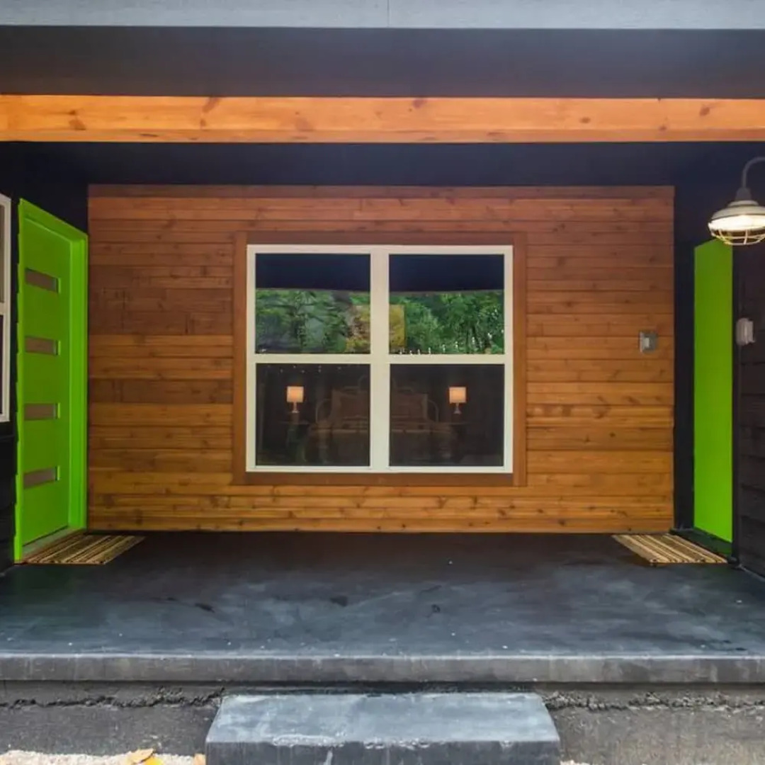 The Mod Poppy Large Home 10 Minutes From it all