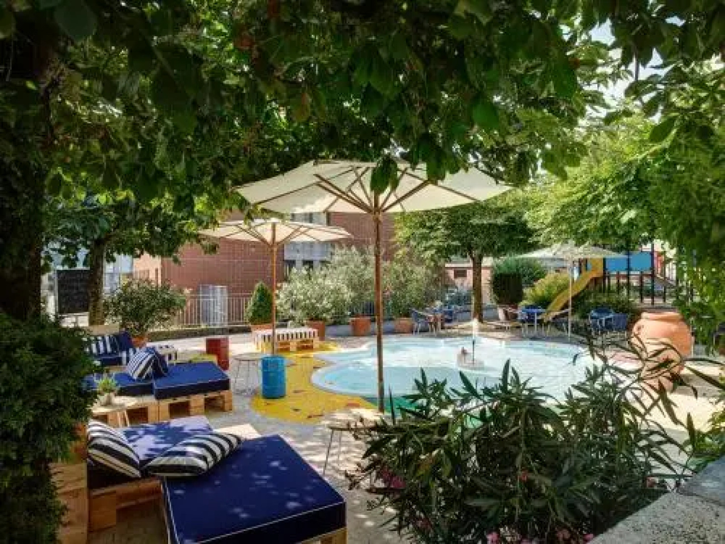 August Restaurant Hotel