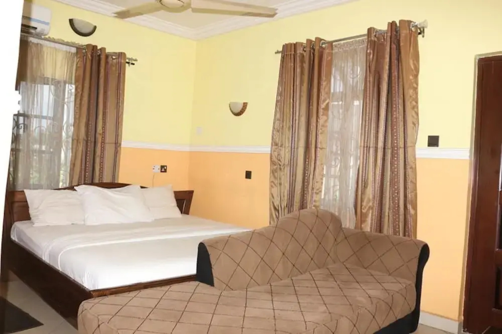 Lifeline Hotel and Suites