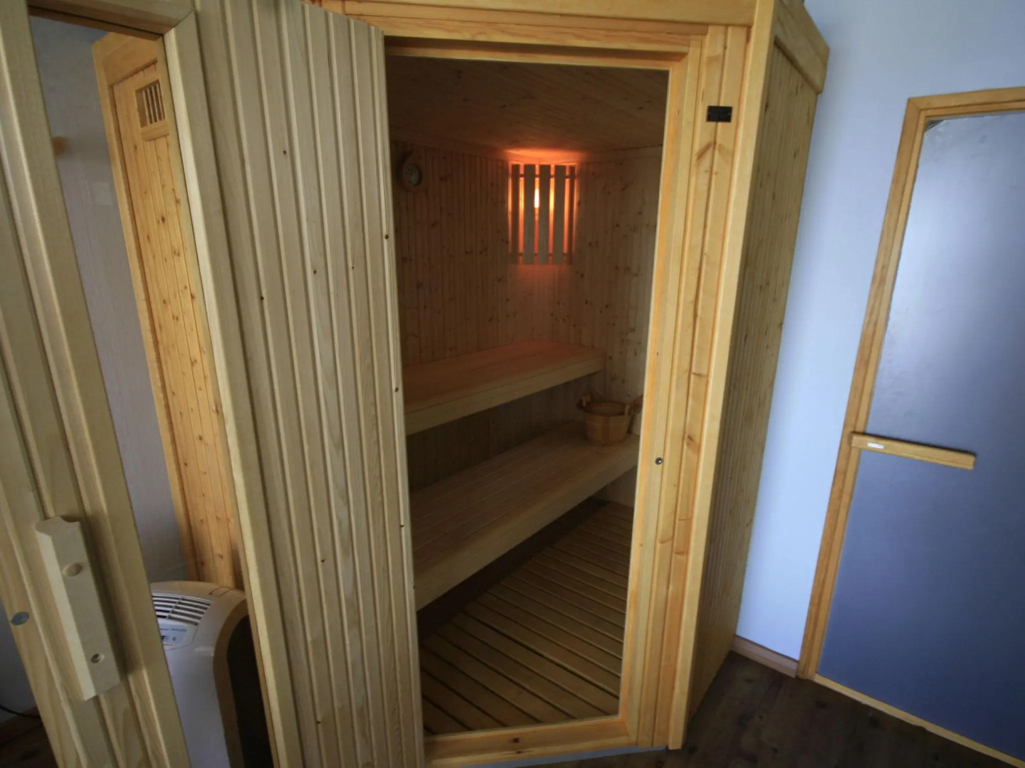 Beautiful villa by the sea with a large garden, jacuzzi, sauna and steam room.