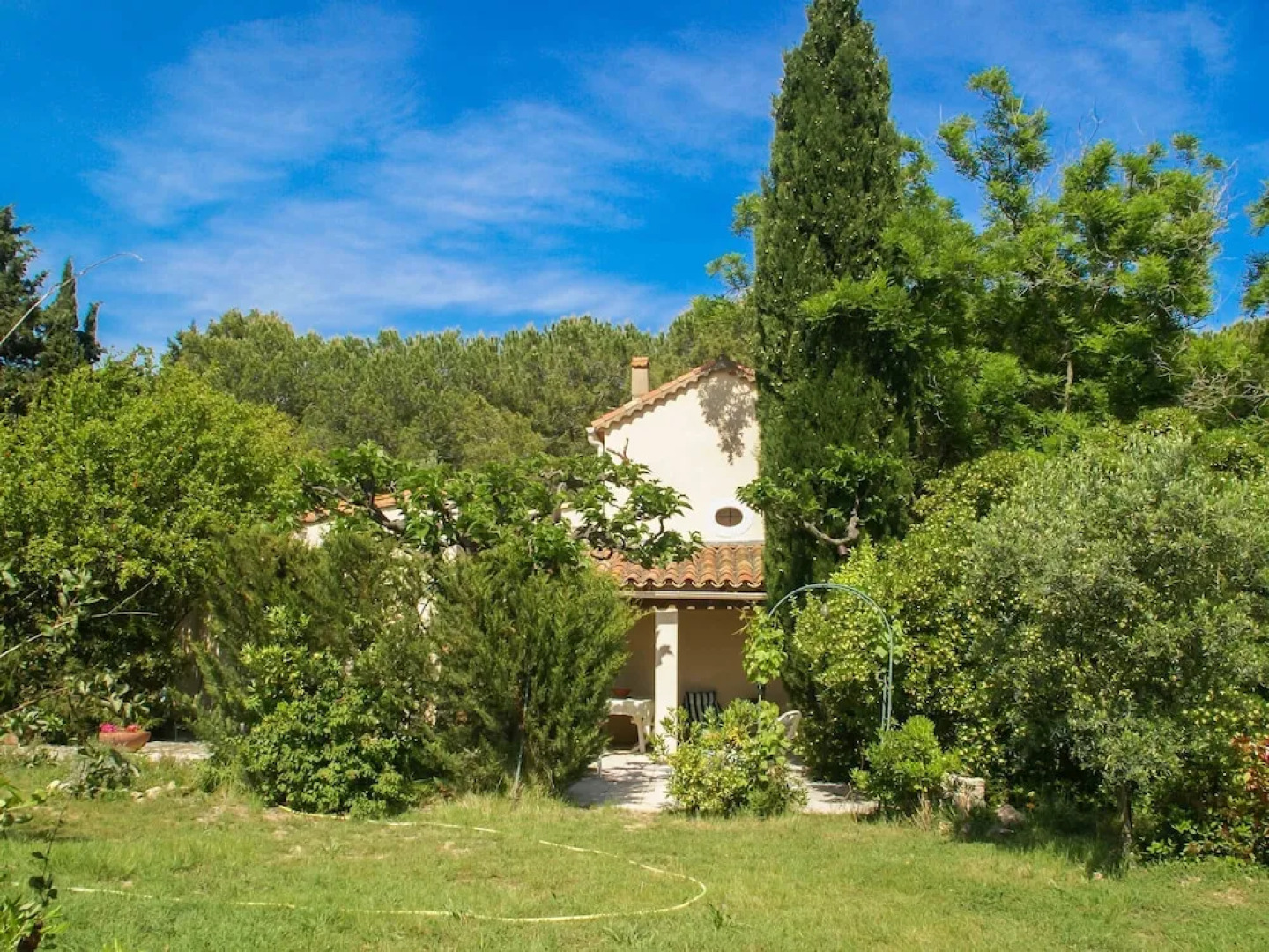 Charming Hunting Lodge near Loupian with garden