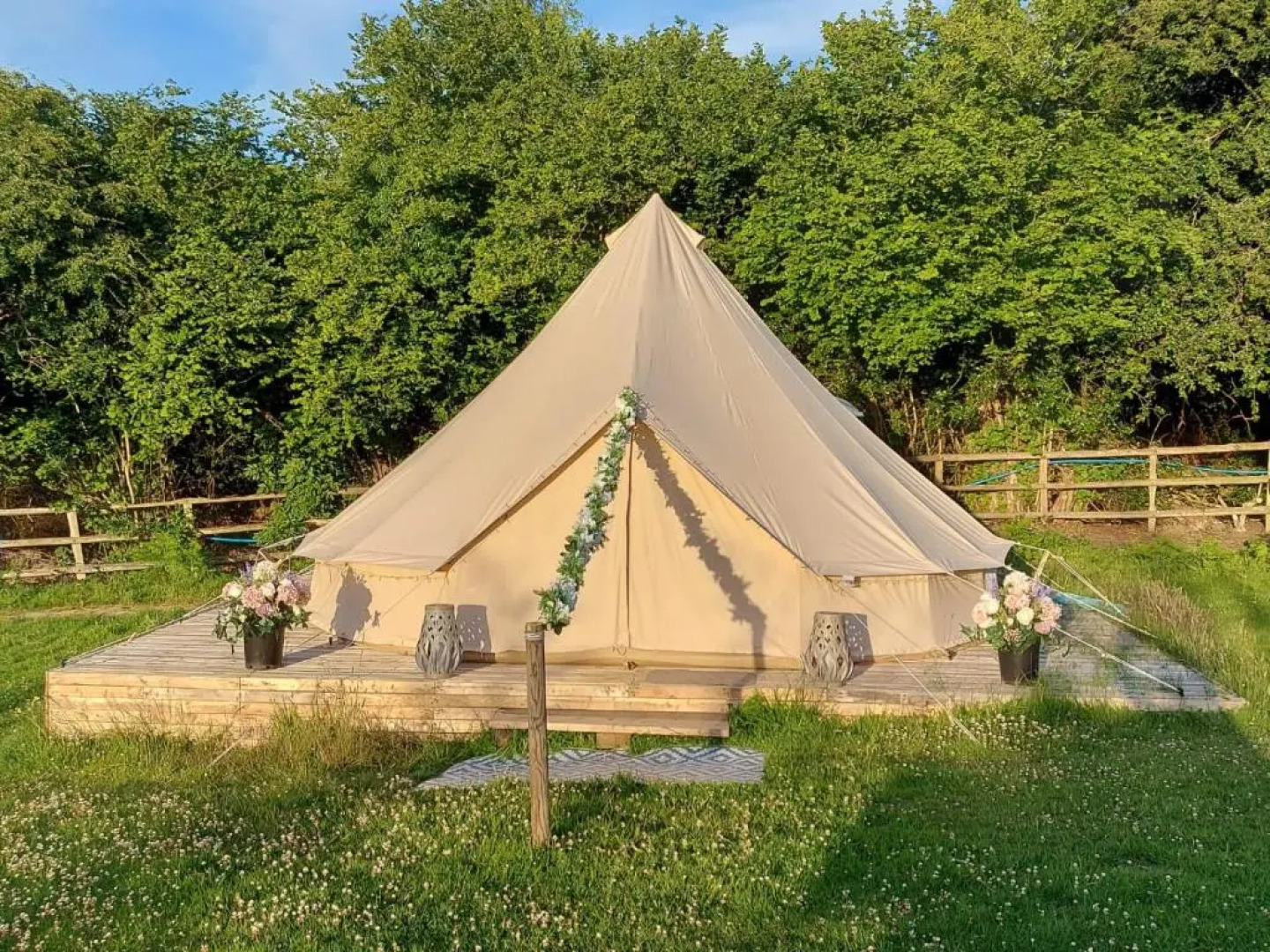 Hopgarden Glamping - Luxury 6m bell tent