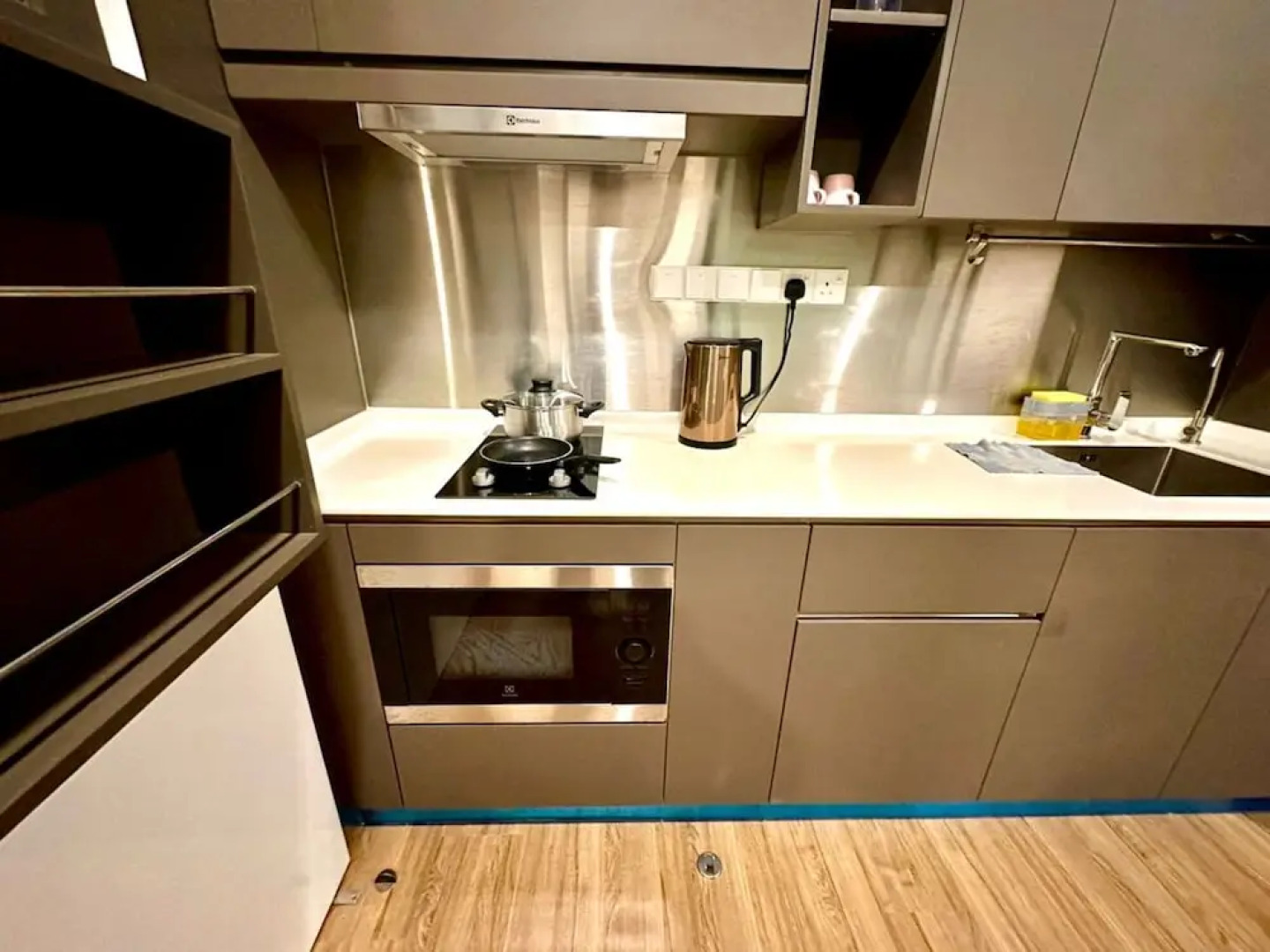 Ceylonz Suites by Roomy