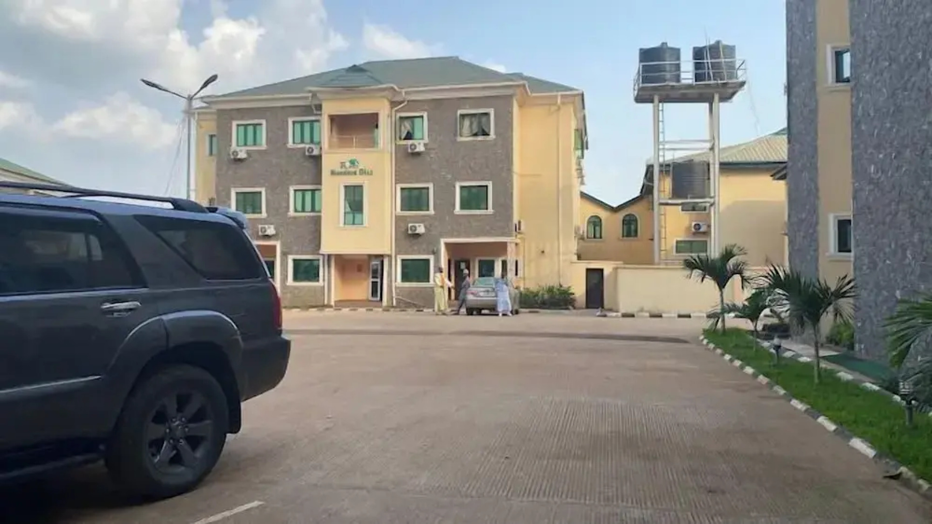 Rolak Hotel and Suites