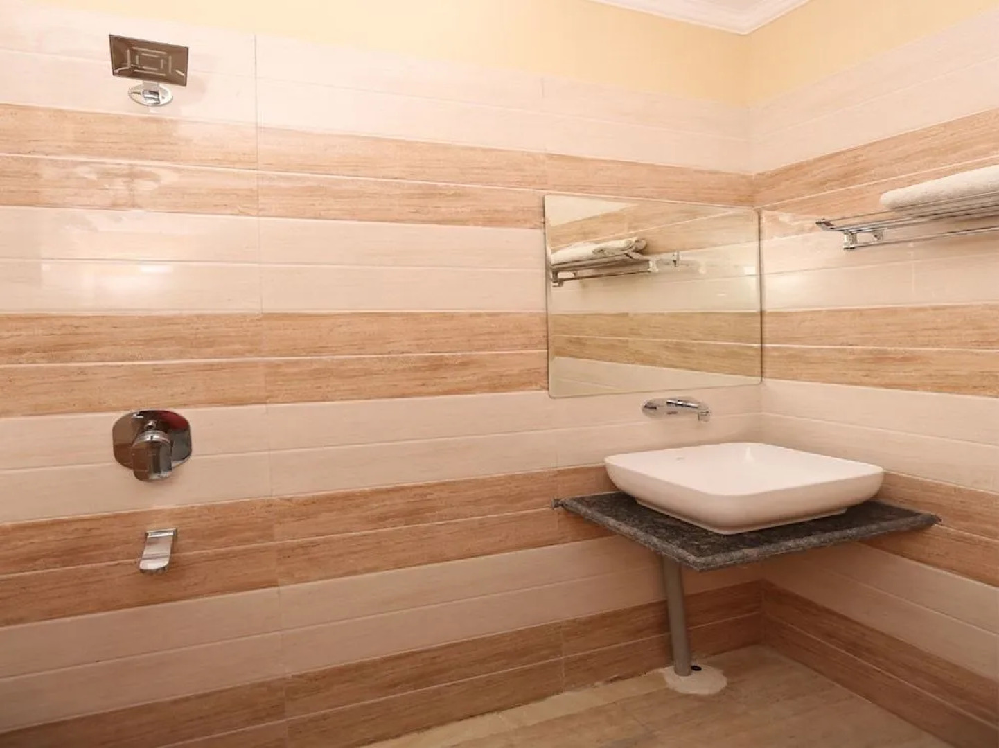 Capital O 16872 Chakra Nayan Tara