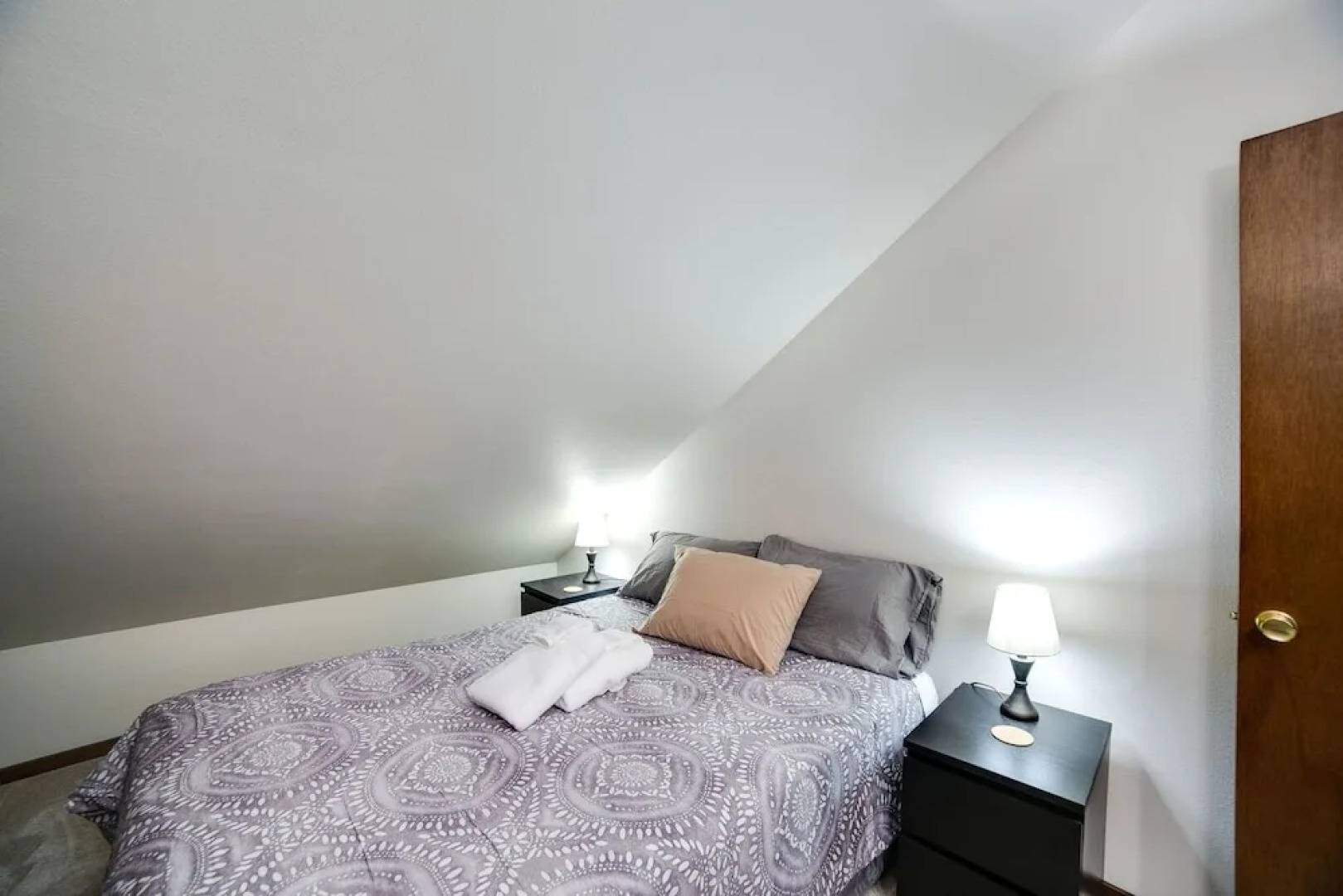 68sw - Fireplace - Washer/dryer - Dishwasher- Sleeps 4 2 Bedroom Home by RedAwning