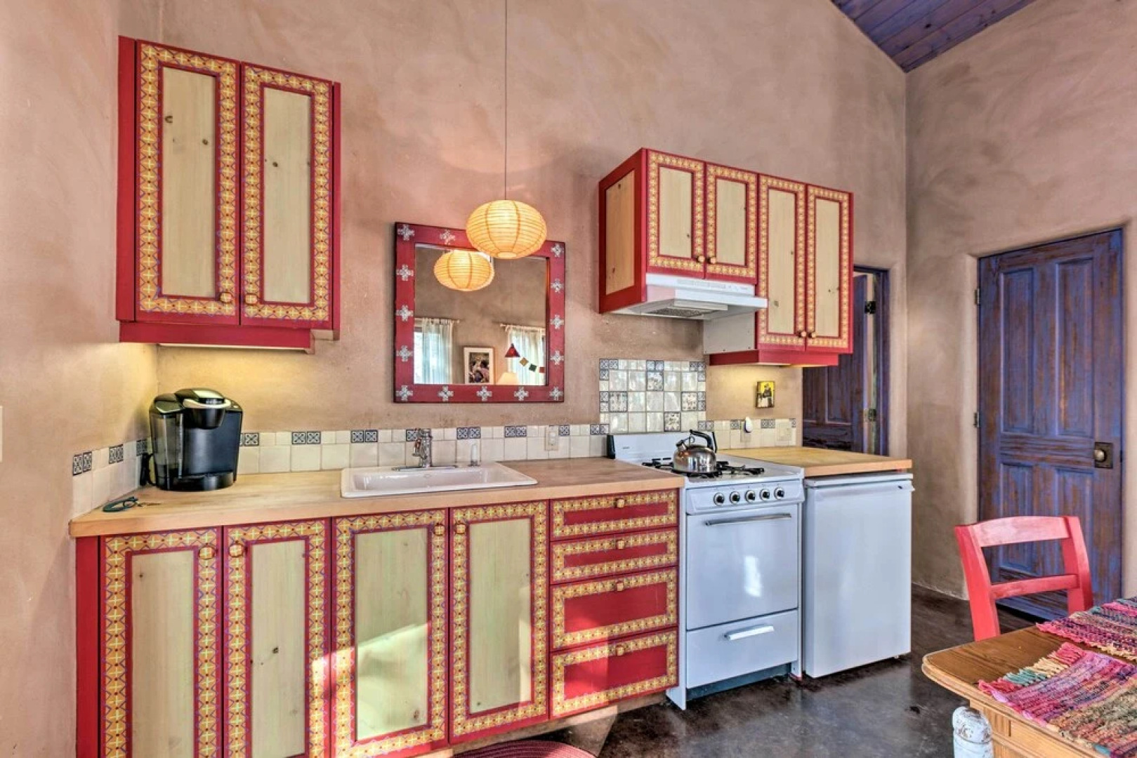 Unique Casita w/ Kiva Fireplace: 11 Mi to Taos Ski