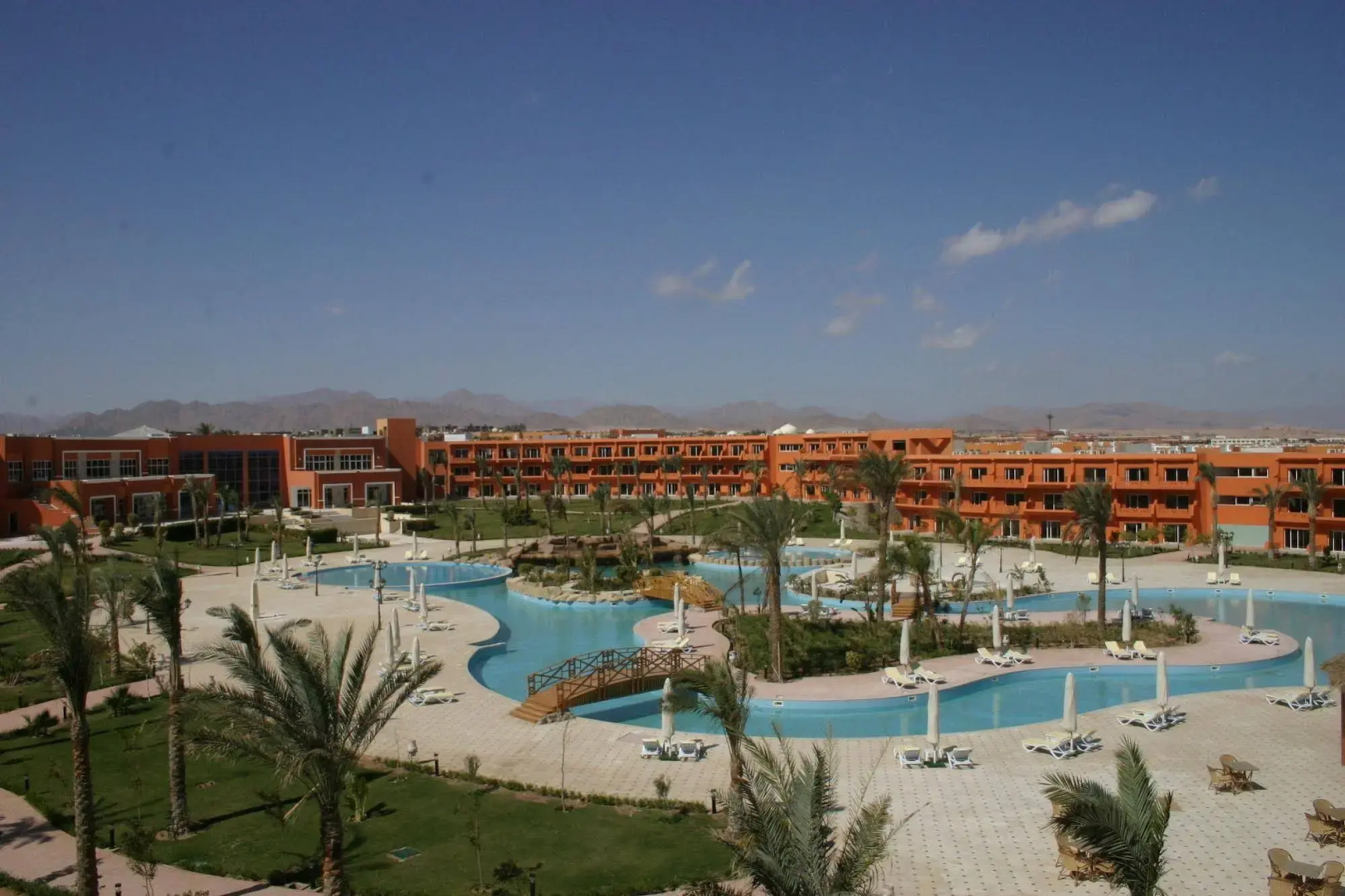 Курортный отель Amwaj Oyoun Resort & Casino