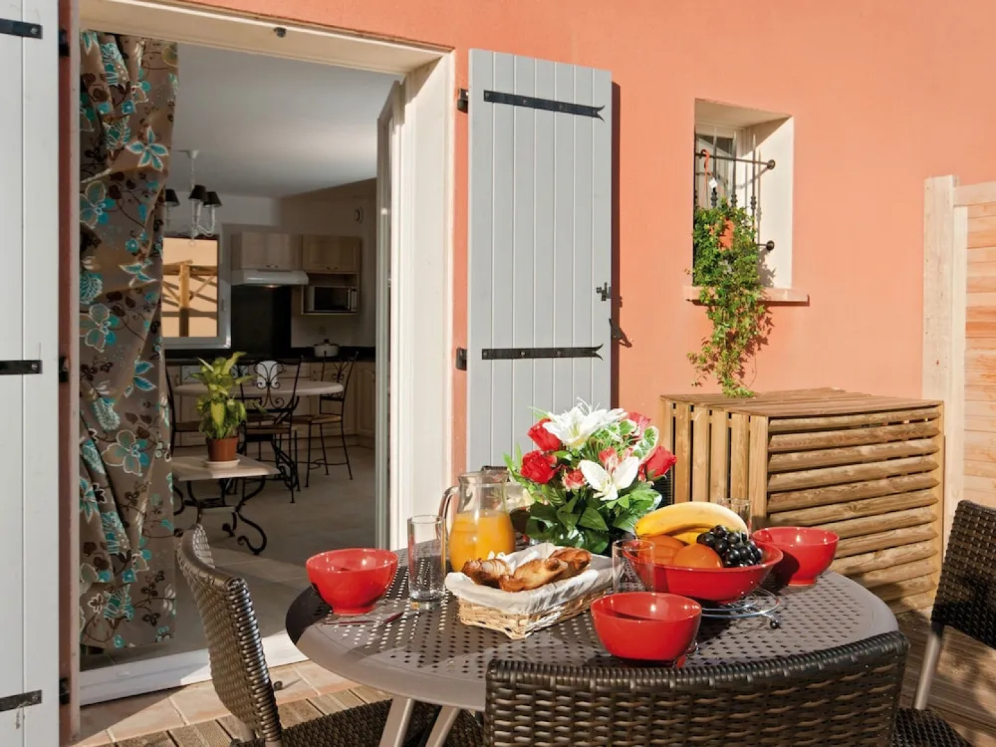 Spacious Holiday Home With Dishwasher and AC, in the Luberon