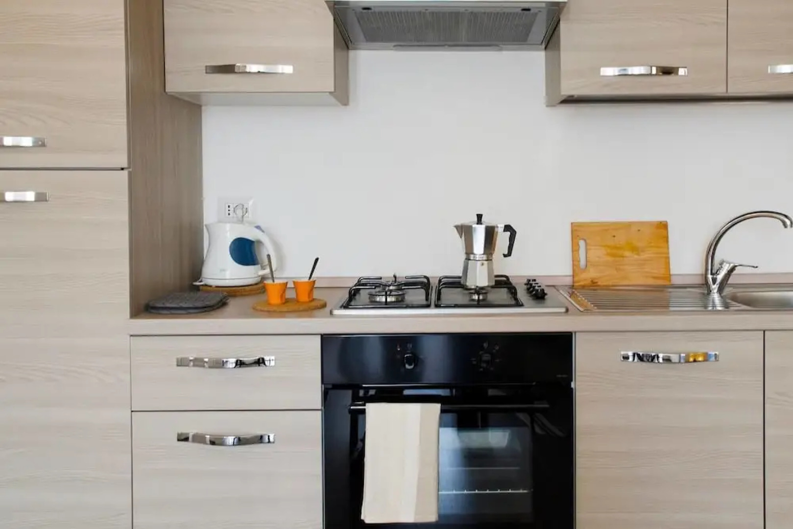 ALTIDO Cozy Lake View