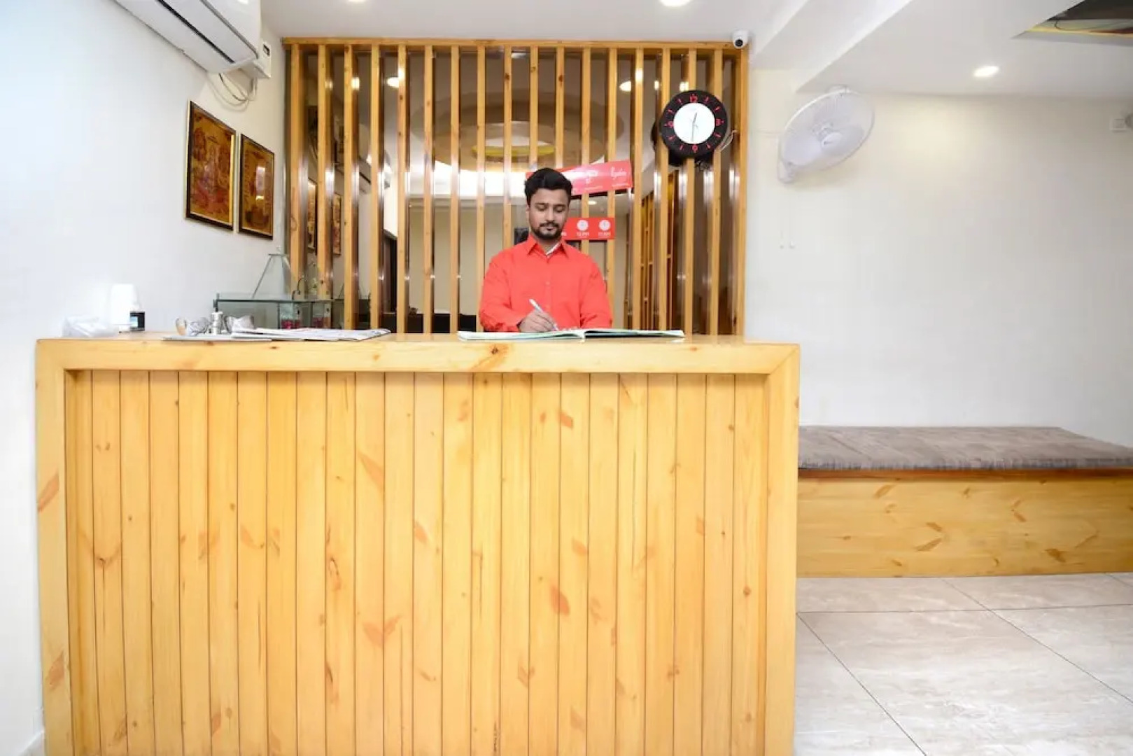 OYO 28335 Hotel Classic