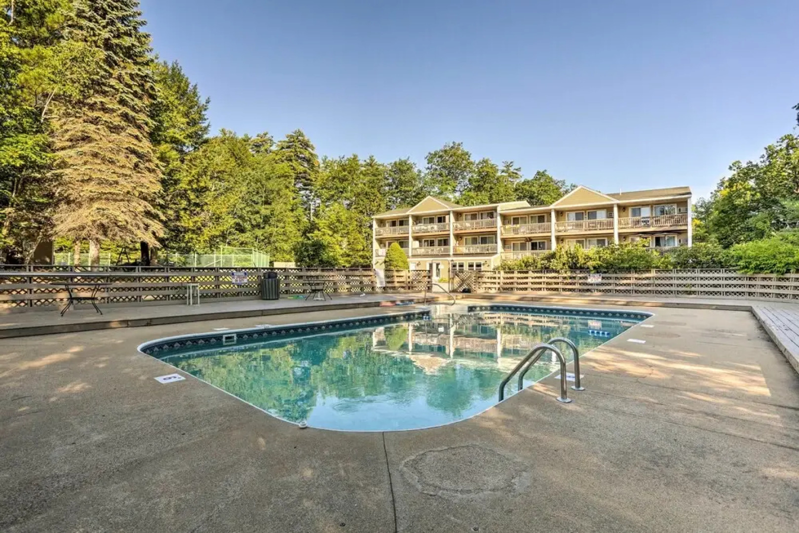 Lake Getaway: Walk Across Street to Private Beach!