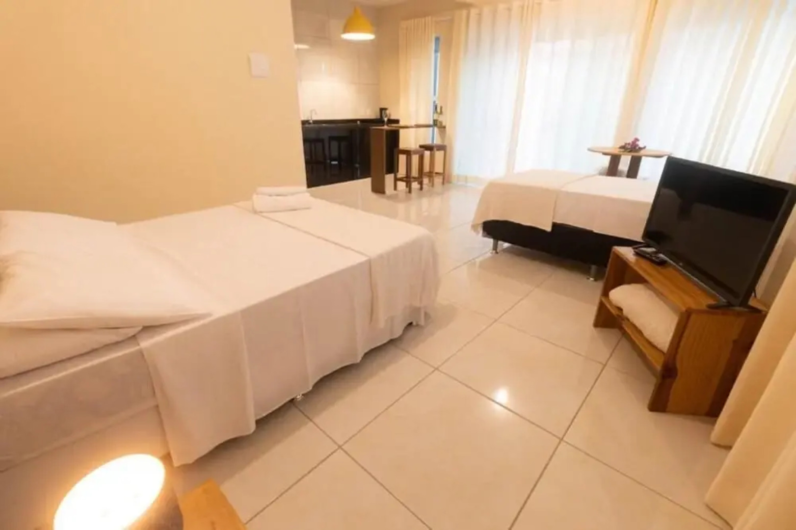 Chal Aconchegante com Vista Jardim em Vila - 03