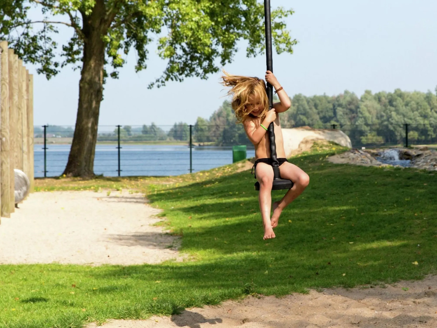 Luxury chalet with outdoor sauna and spa, on a holiday park, Den Bosch at 22 km.