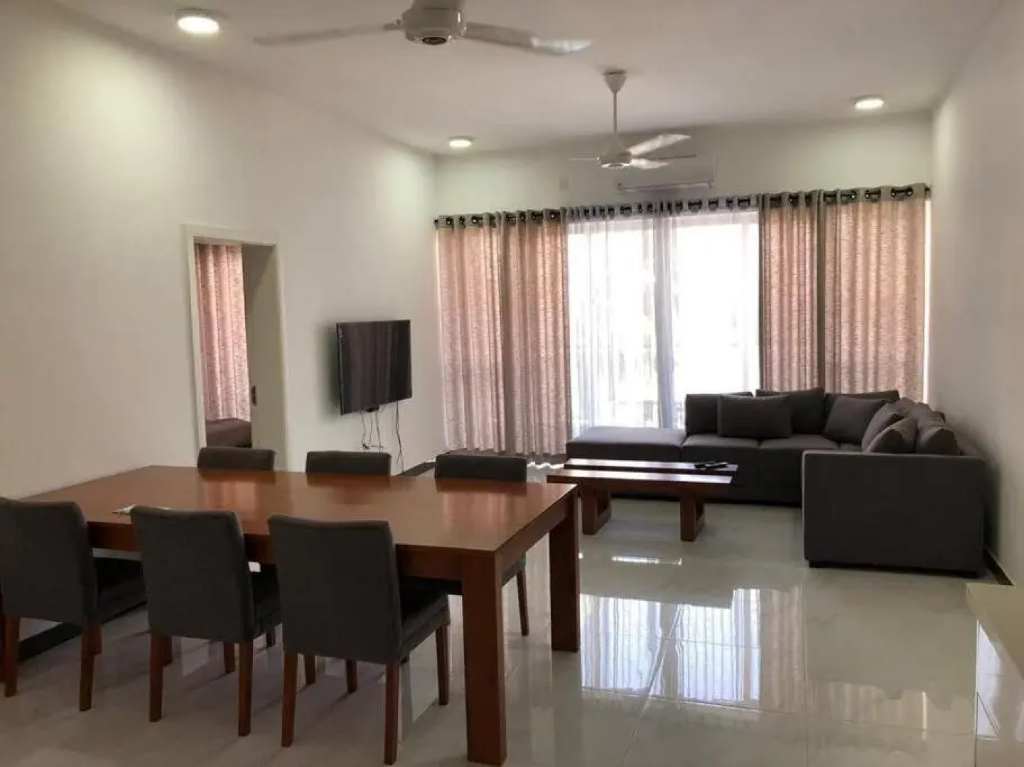 Modern luxury Condo,3 bedroom and 3 bathrooms