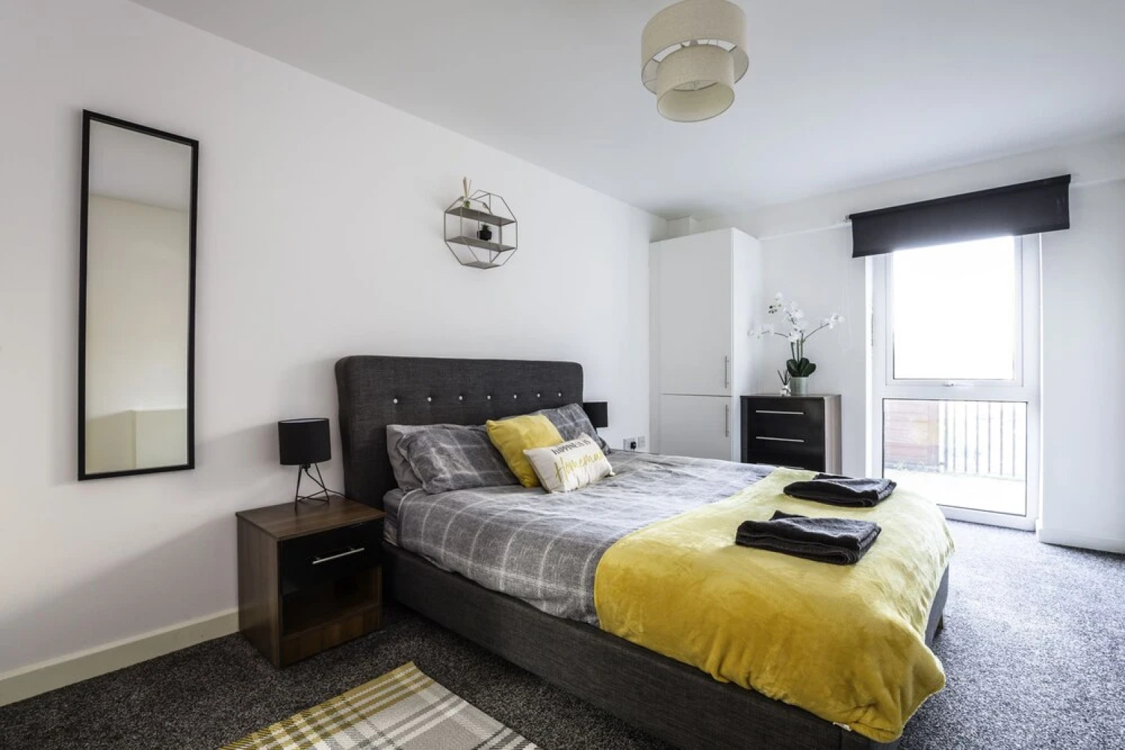 Large Apartment With Balcony Free Parking & Fast Wifi