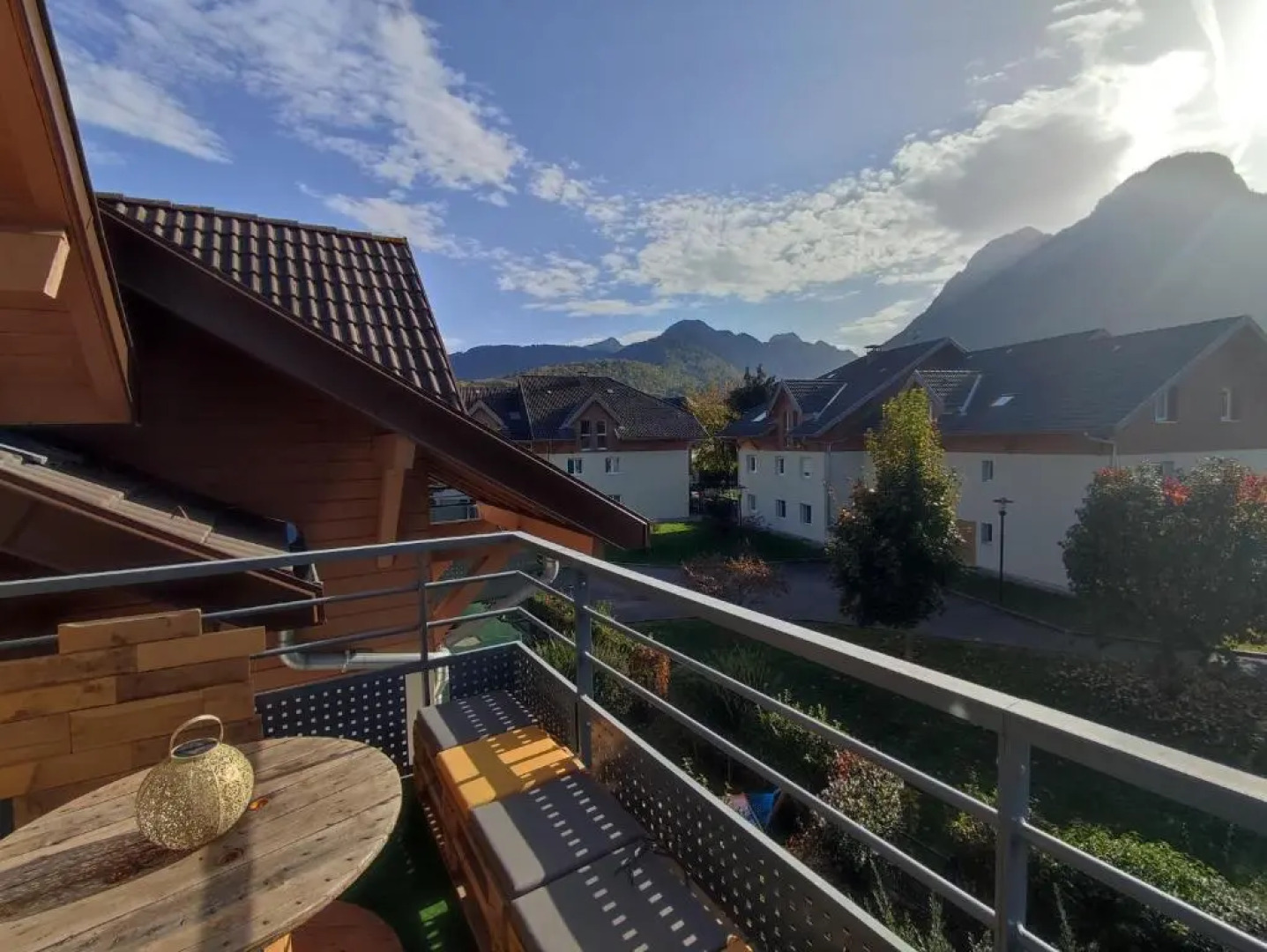 Appartement plein centre village, vue montagnes, proximité immédiate lac