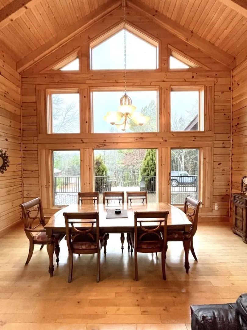 A true log cabin with 360 degree mountain views - Pet and Motorcycle friendly! 5 Bedroom Cabin by RedAwning