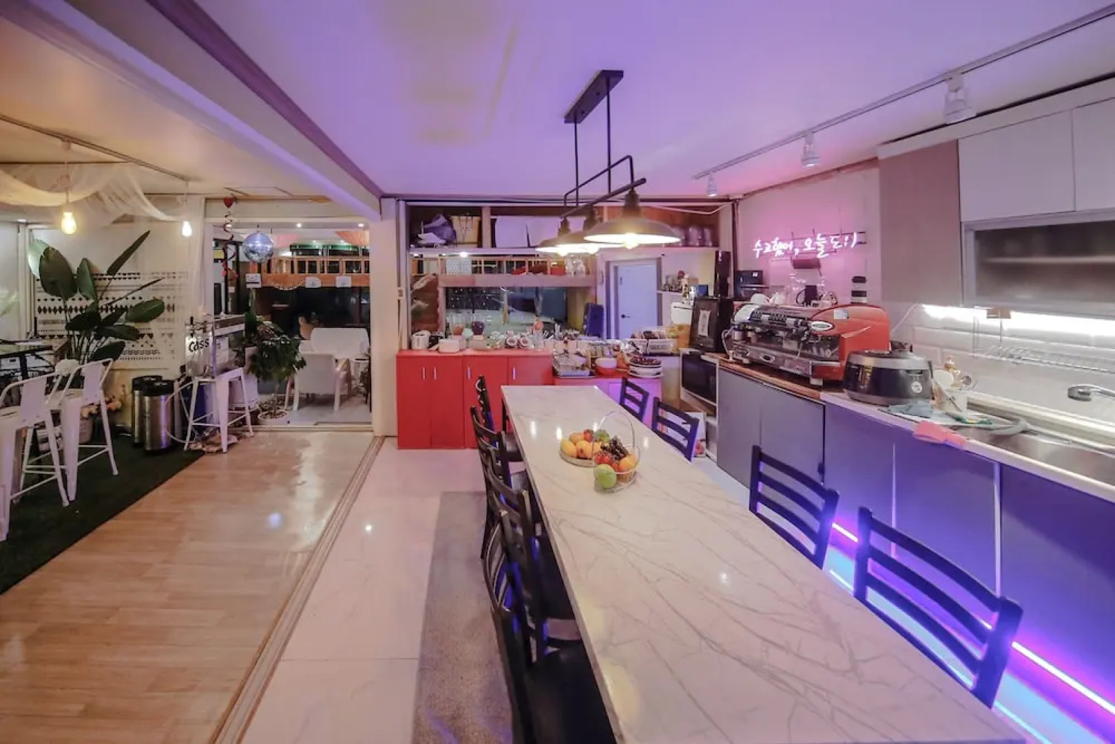 Across the Street Guesthouse - Hostel