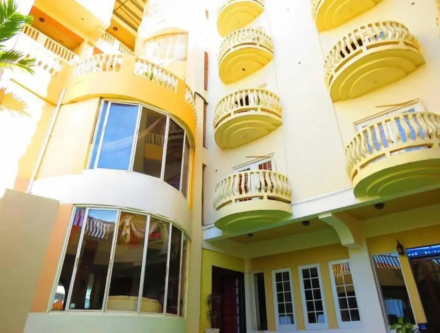 Art-Deco Beach Hotel