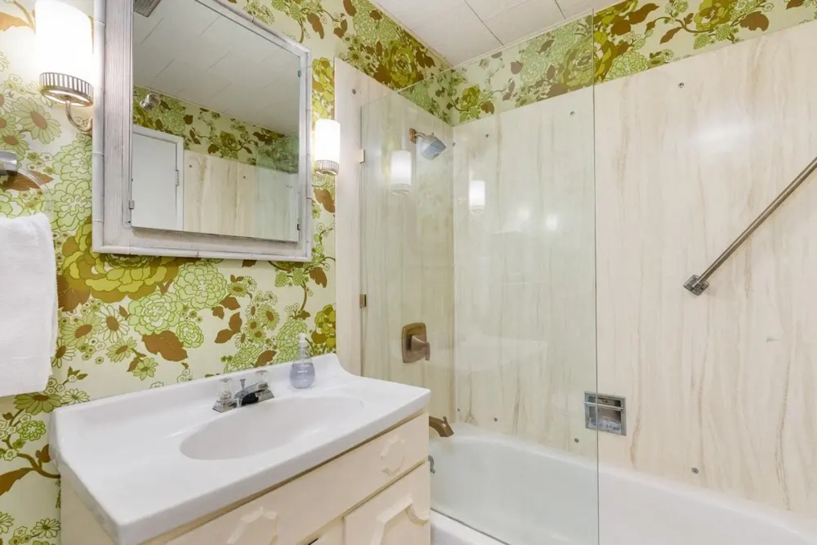 Vintage Beach House by Avantstay Waterfront Home