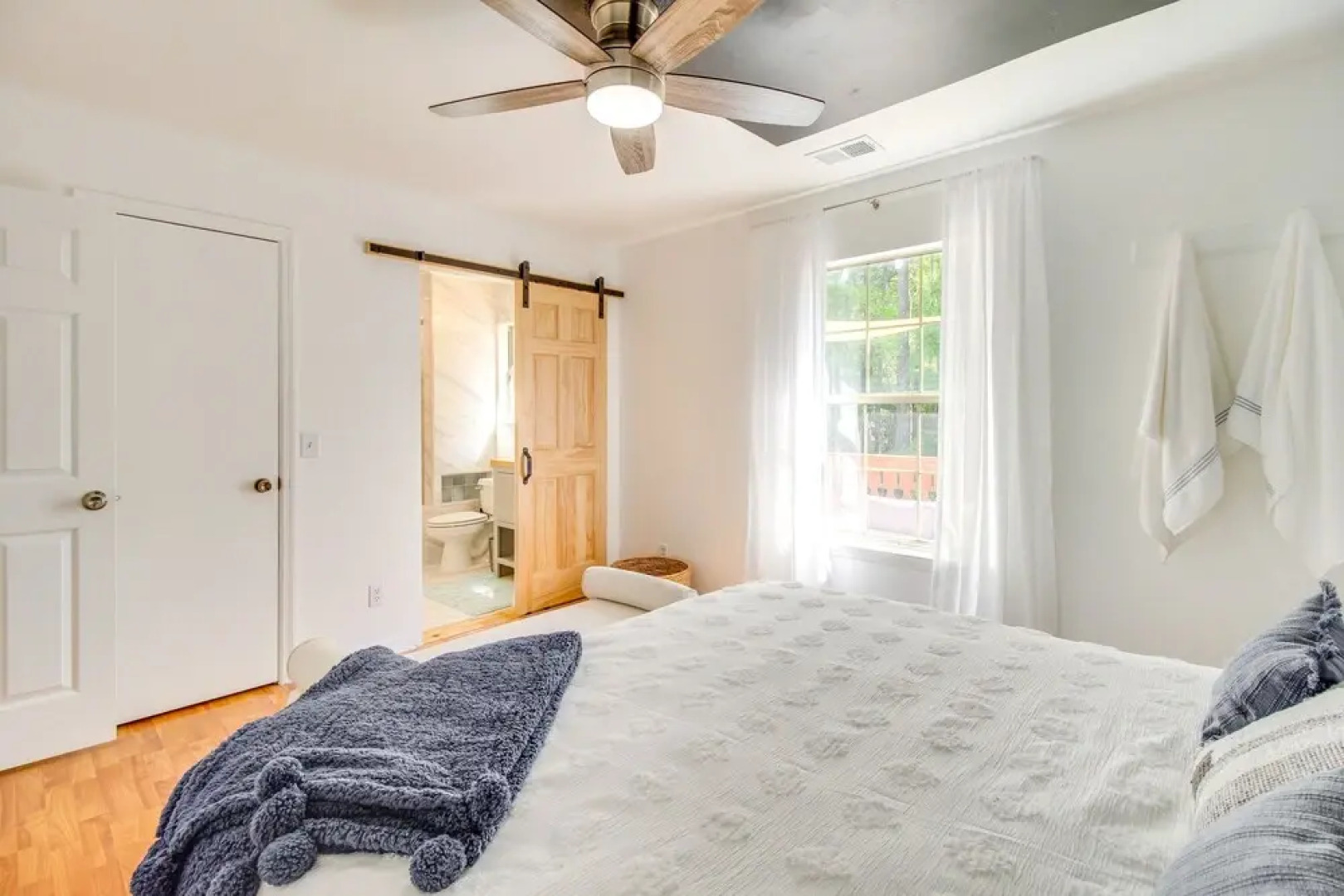 Cheerful Savannah Vacation Rental With Fire Pit!