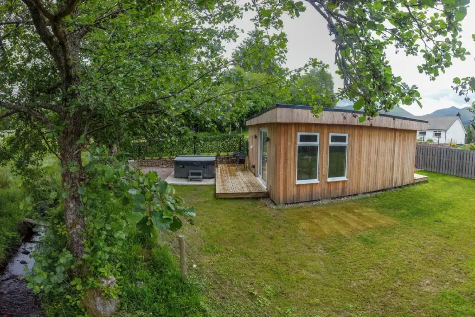 Allt Mor Rentals - Chalet with hot tub, And Studio Apartment with balcony