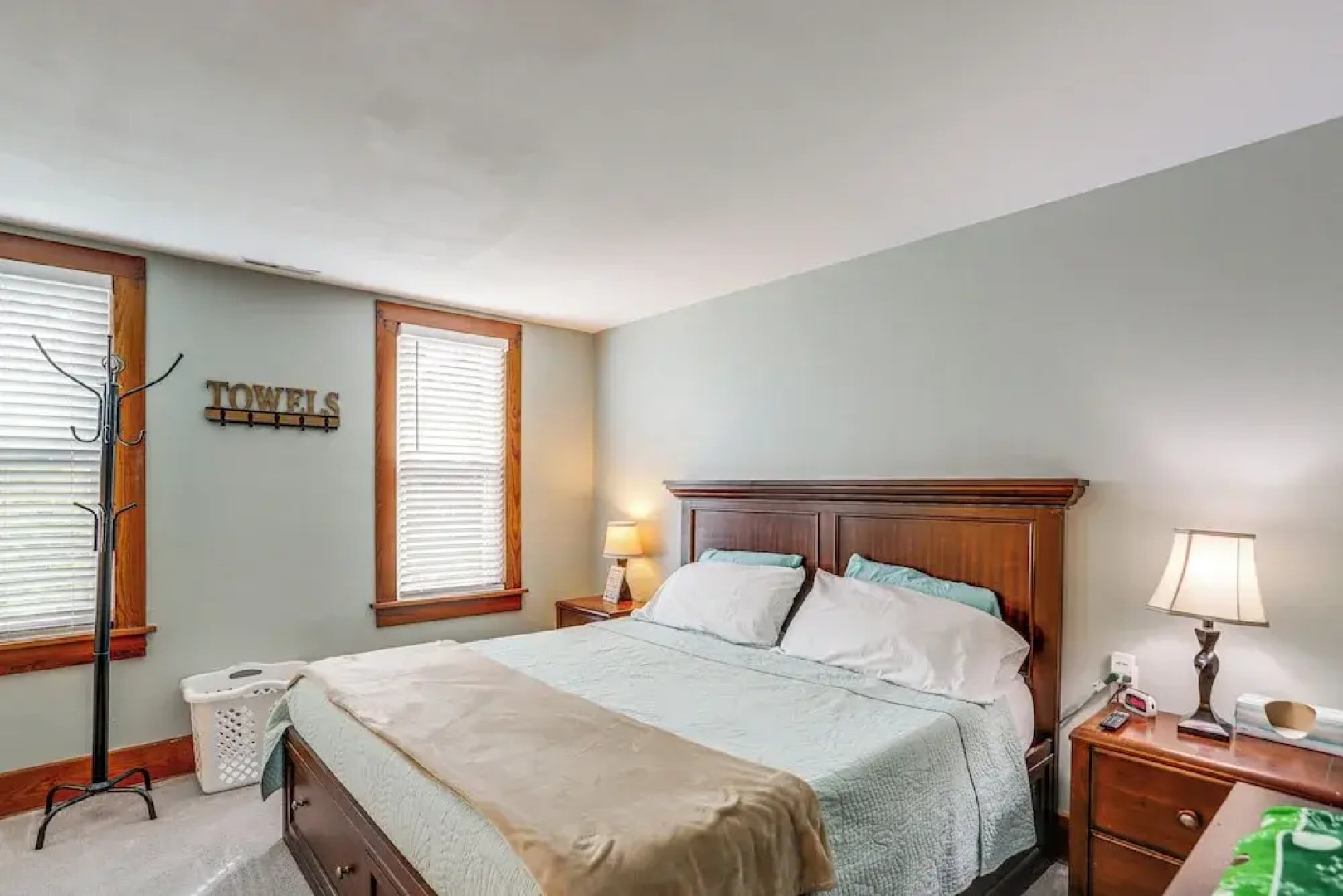 3 Mi to Cedar Point: Sunny Sandusky Home w/ Yard