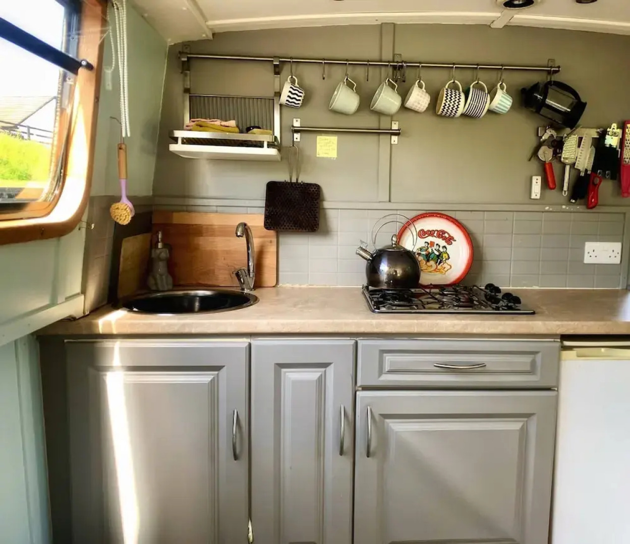 5 Star Stunning Houseboat, no Experience Required! Enjoy the Most Romantic Trip!